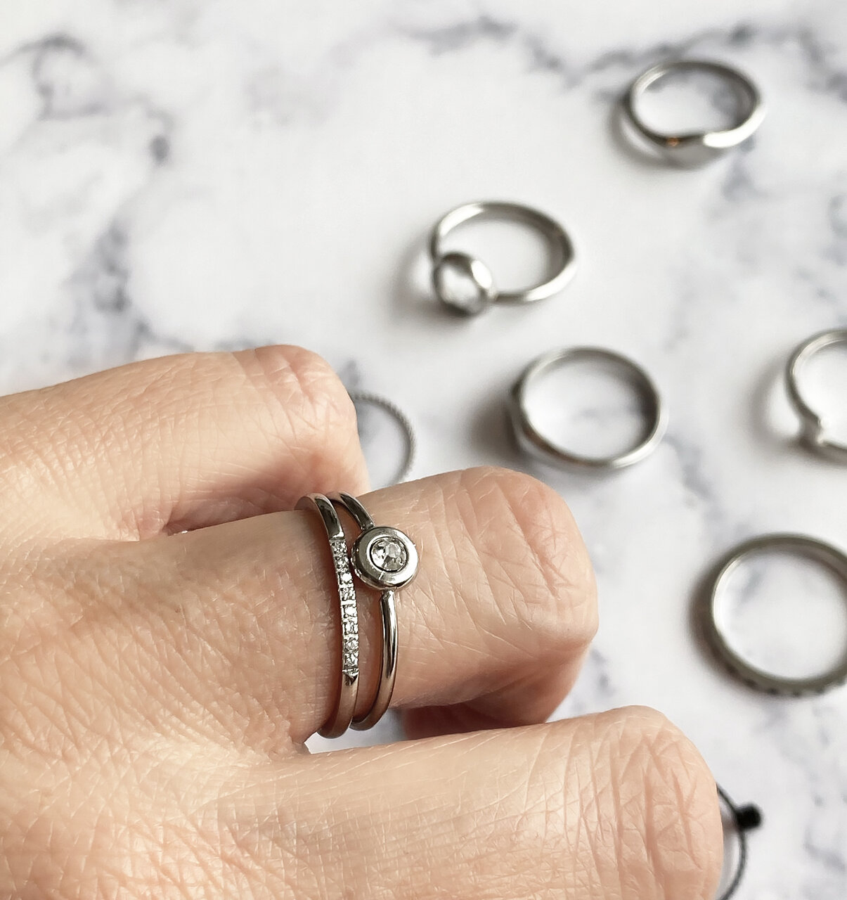 Charmin&rsquo;s ring R959 Donut black and black crystal