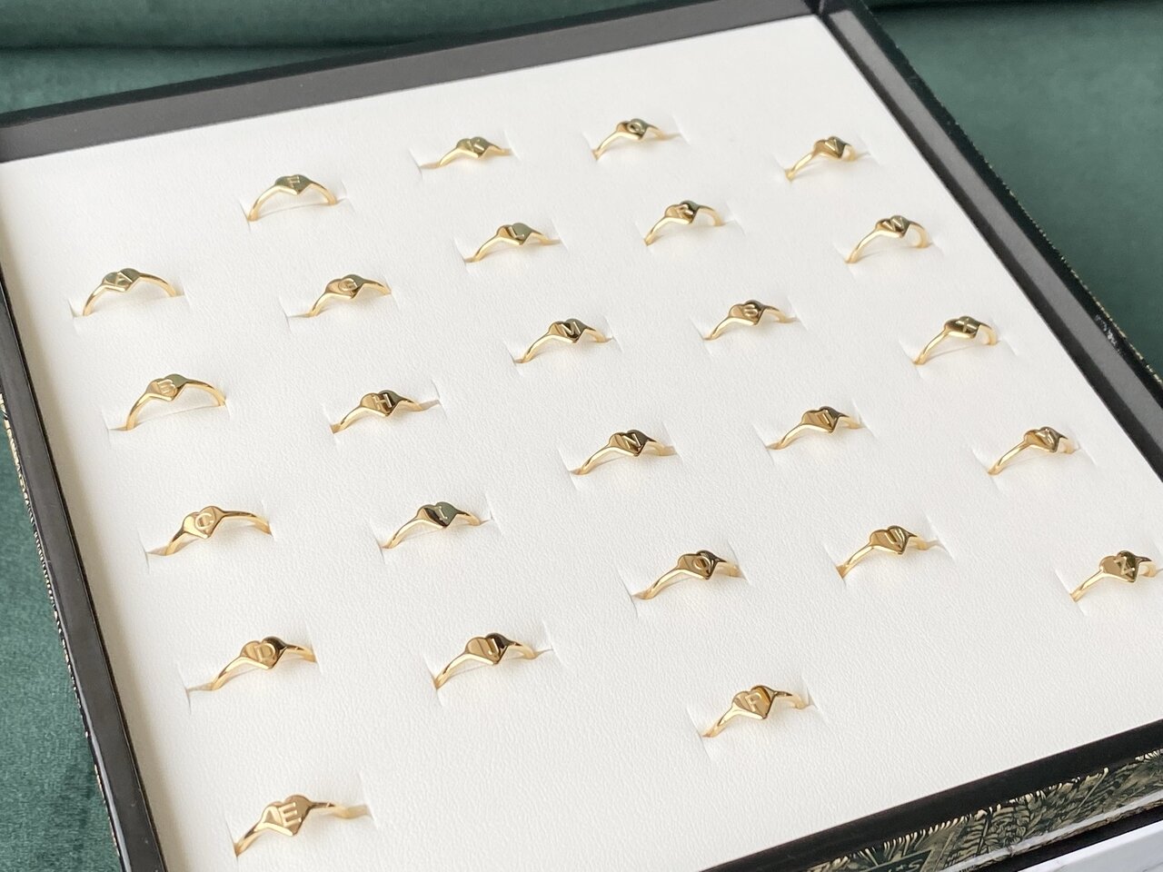 Charmin’s initialen zegelring hartje Goldplated R1015-Q Letter Q