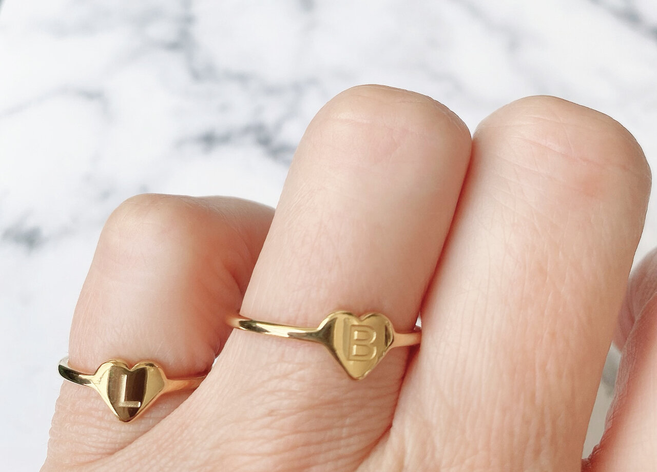 Charmin’s initialen zegelring hartje Goldplated R1015-Q Letter Q