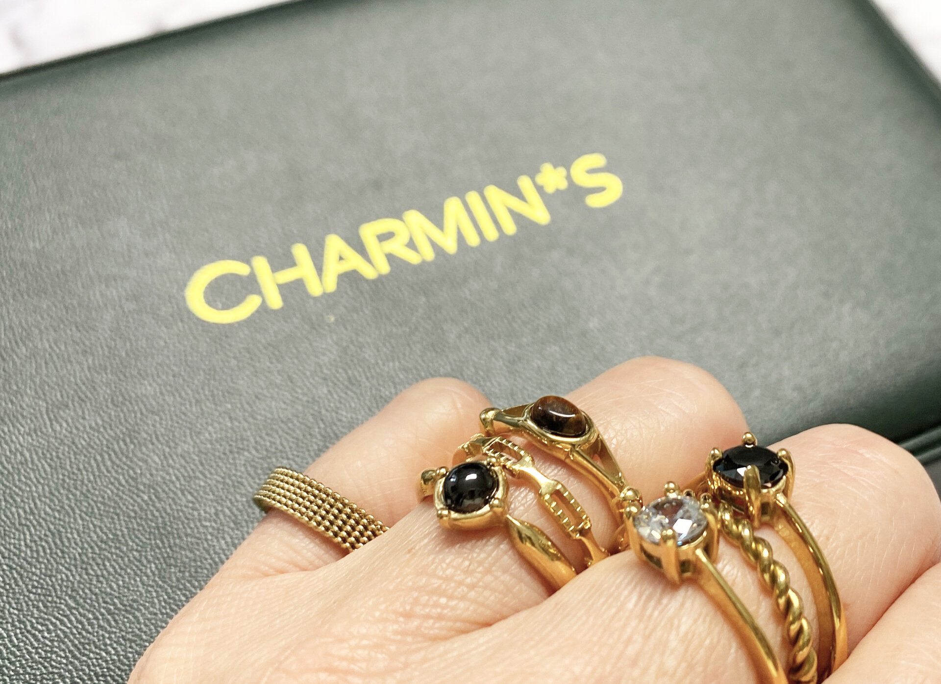 Charmin’s Classic Princess Black Ring Goud R1195