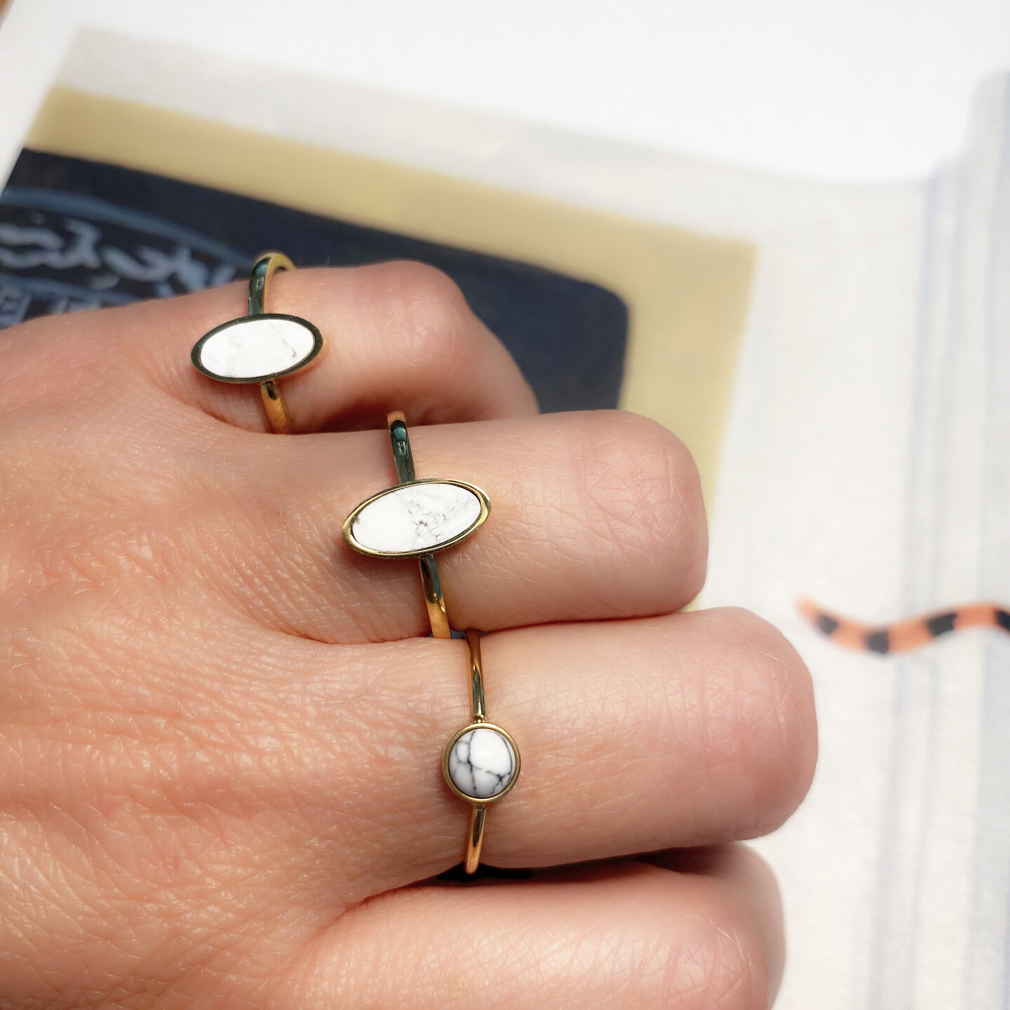 Charmin's Ring met Ronde Witte Howliet Edelsteen Steel R1049