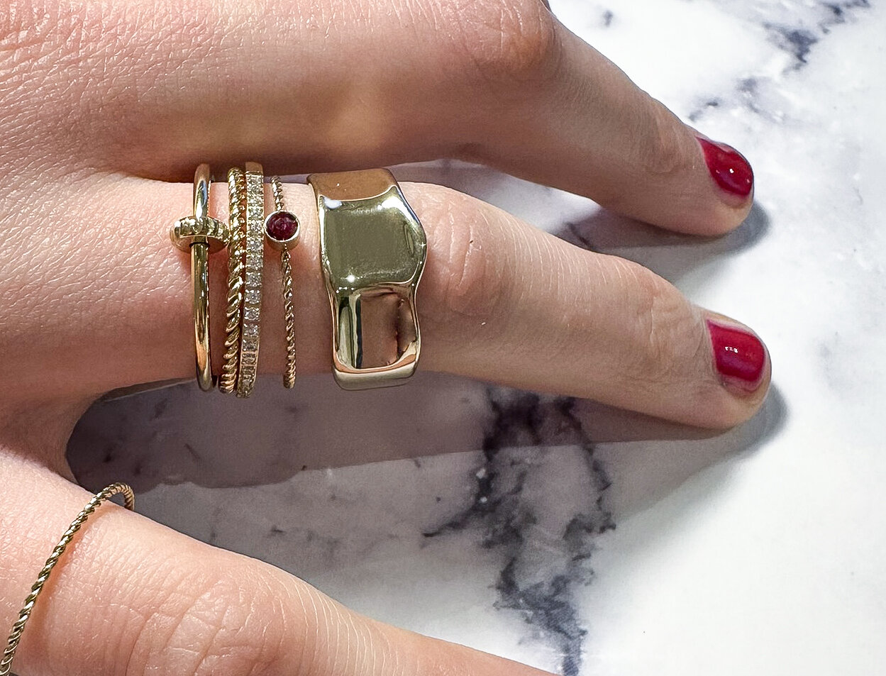 Charmin's Twisted Birthstone Ring Red Crystal Steel R1458