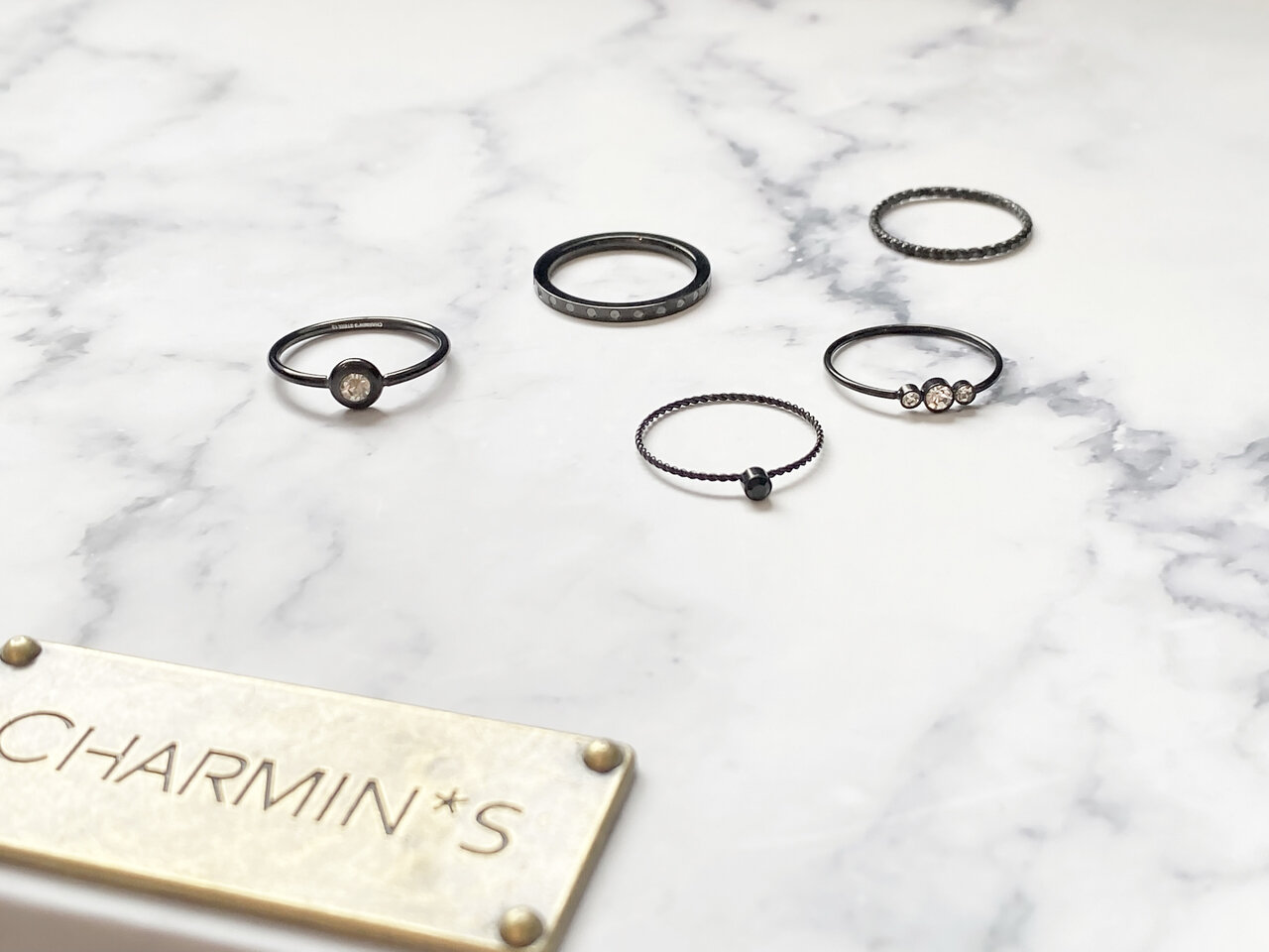 Charmin's Gedraaide Birthstone Ring Zwarte Cristal R948