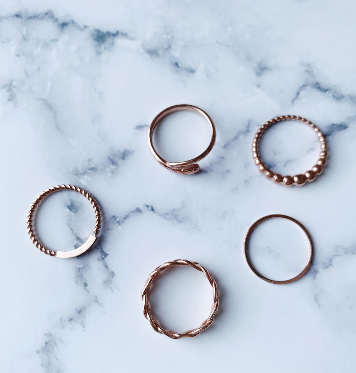 Charmin’s basisring R1031 Gedraaid met een Plaatje Rosegoldplated