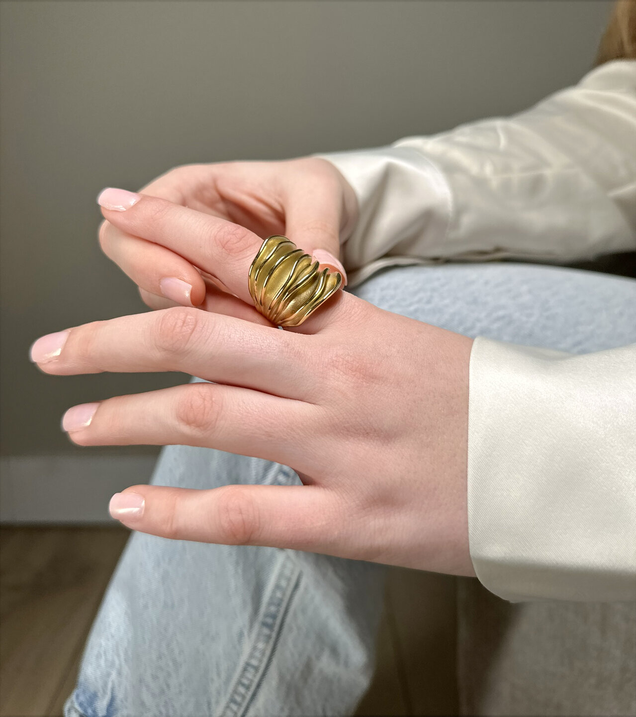 Charmin's Goudkleurige Chunky Ring met Organische Vormen Staal R1790 – Modern en Gedurfd
