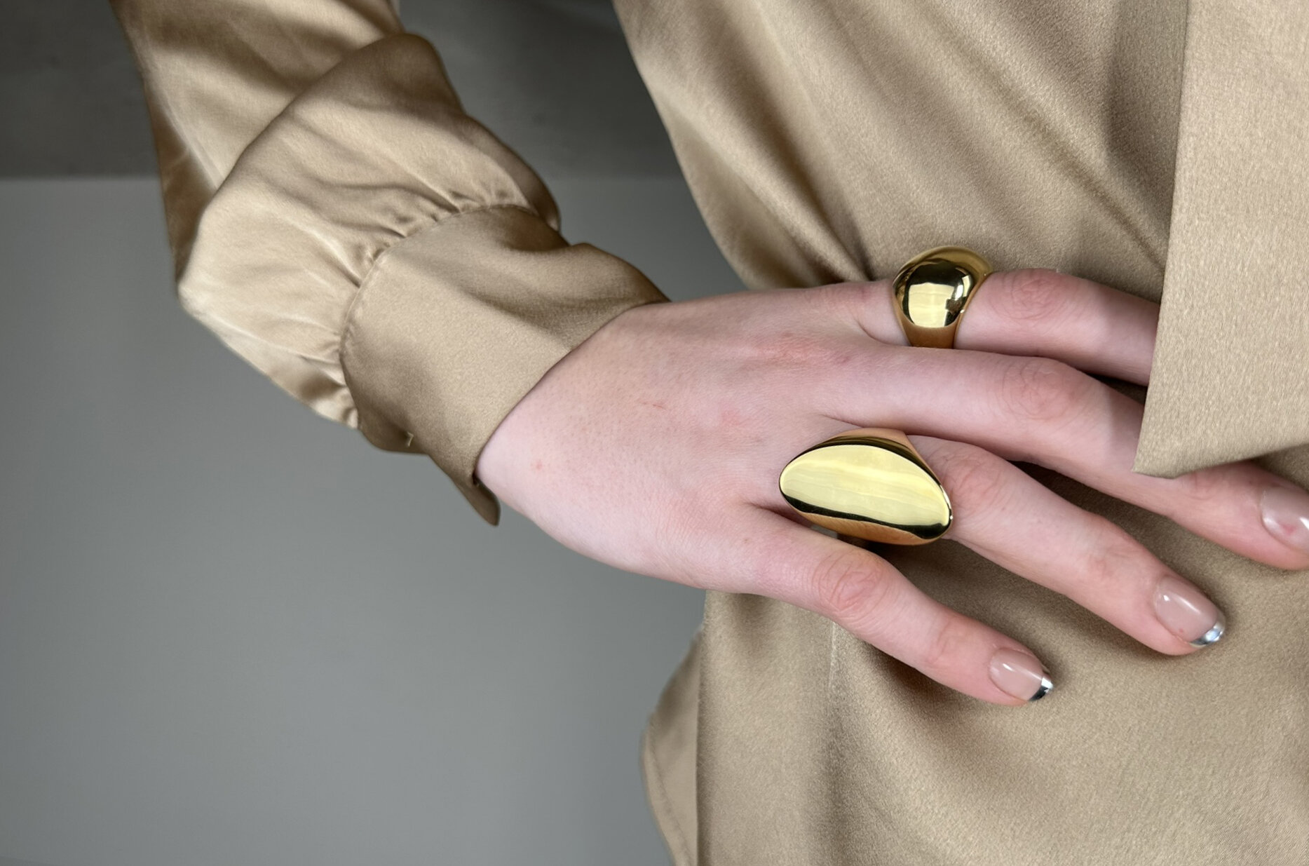 Charmin's Goudkleurige Chunky Ring met Diagonale Bol Staal R1800 – Krachtig en Elegant