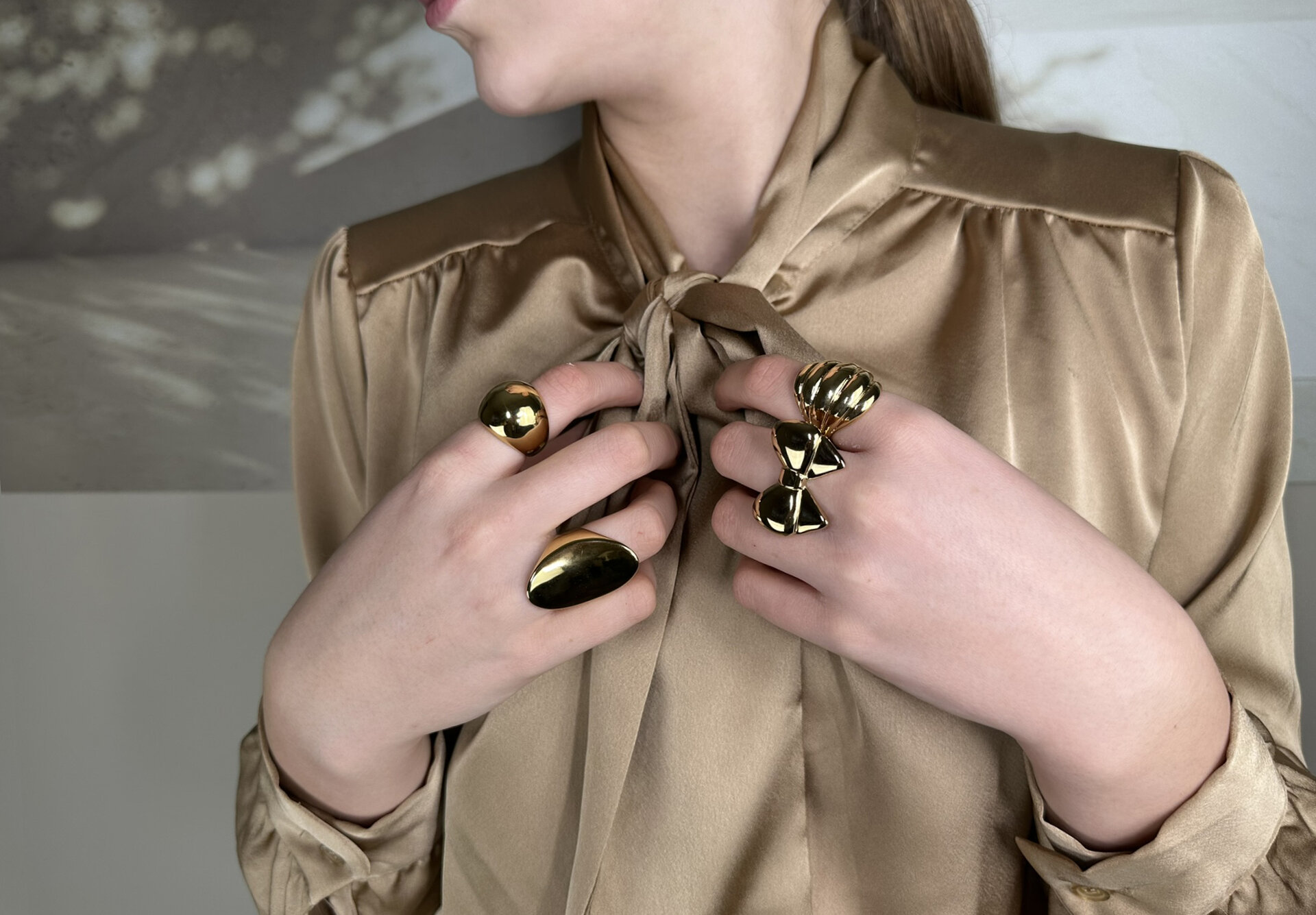 Charmin's Goudkleurige Chunky Ring met Holle Bol Staal R1793 – Elegante Verbinding