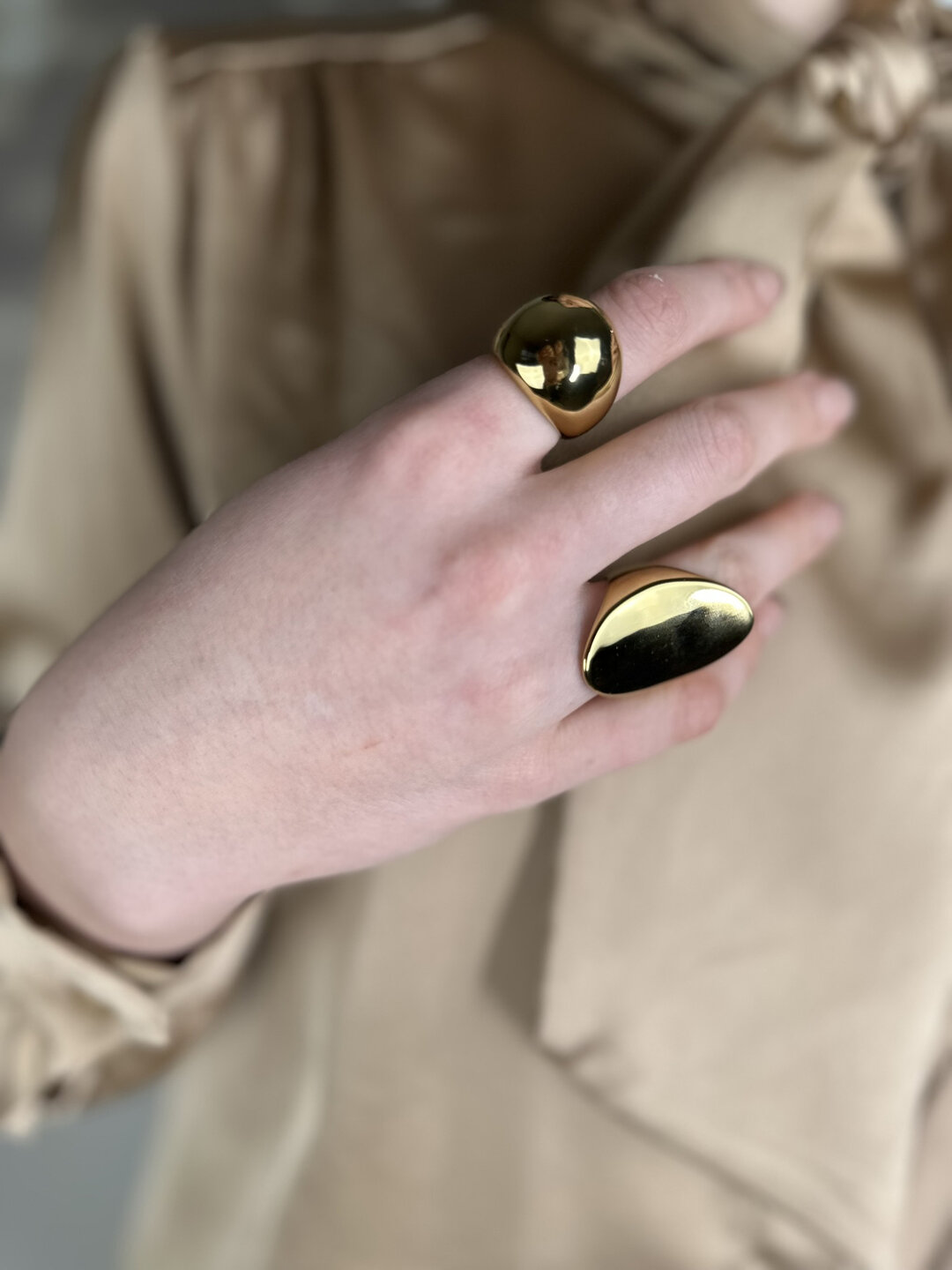 Charmin's Goudkleurige Chunky Ring met Holle Bol Staal R1793 – Elegante Verbinding