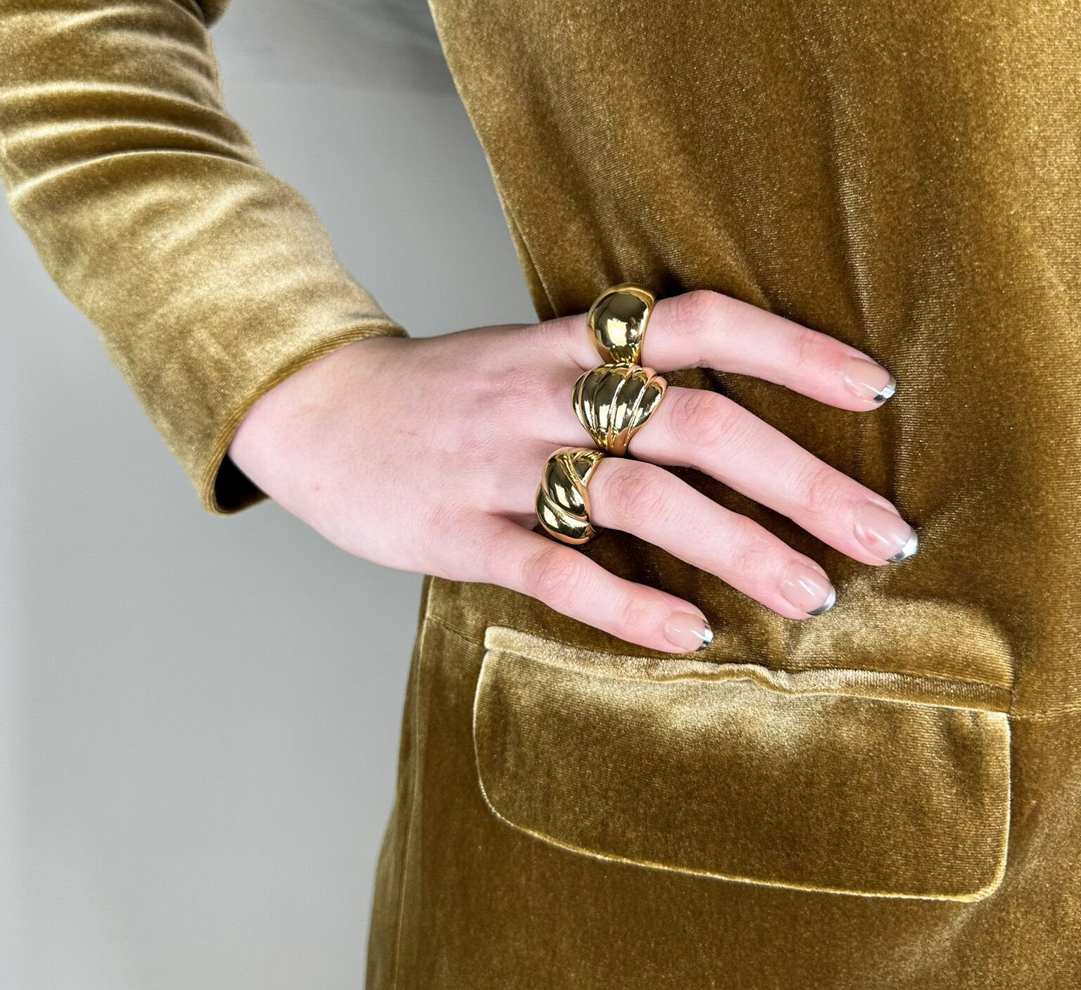 Charmin's Goudkleurige Chunky Ring met Holle Bol Staal R1793 – Elegante Verbinding