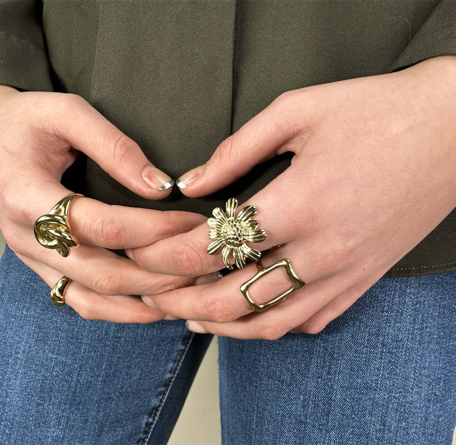 Charmin's Goudkleurige Chunky Ring met Open Rechthoek Staal R1771 – Kracht en Ruimte