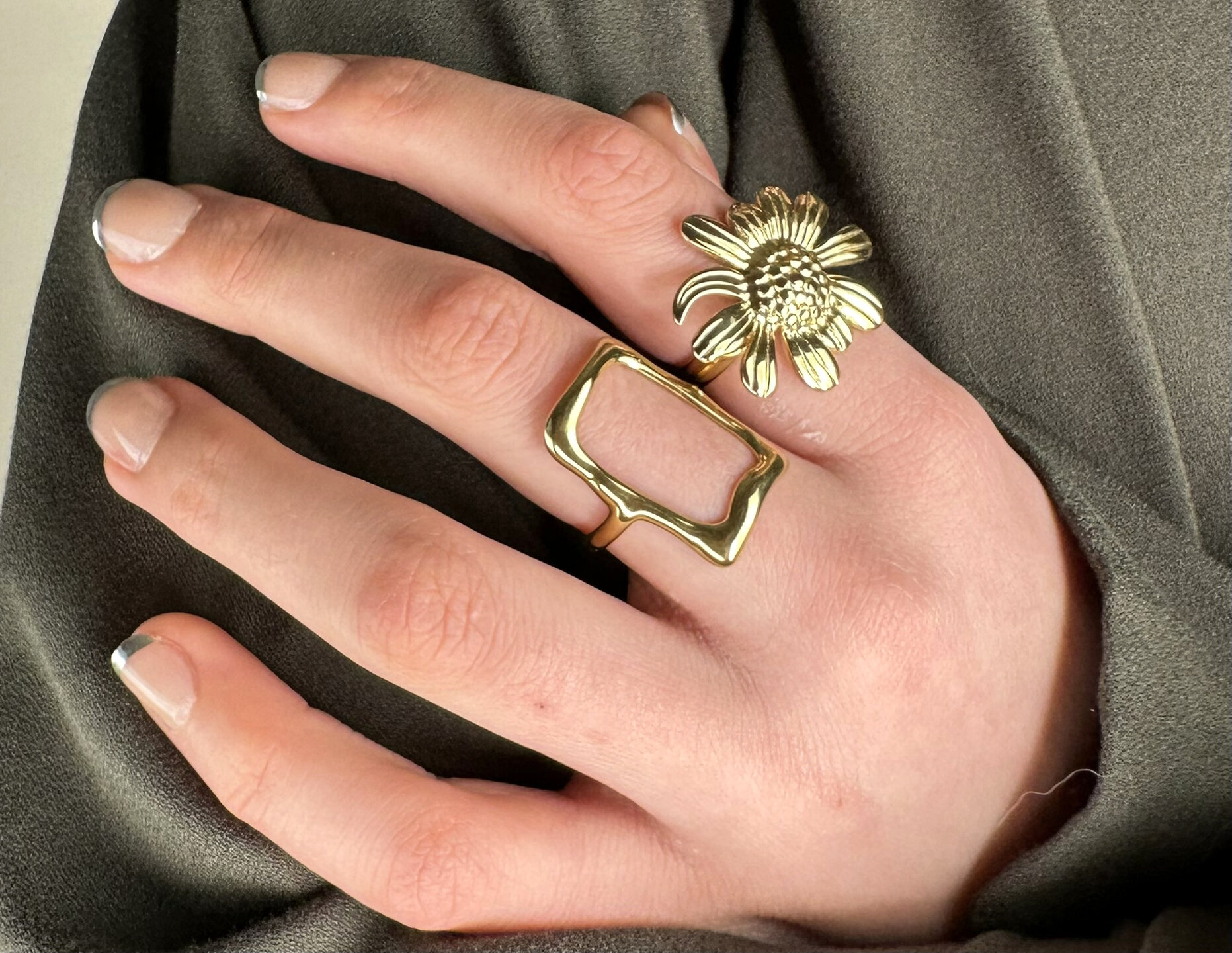 Charmin's Goudkleurige Chunky Ring met Bloem R1789 – Trendy en Licht