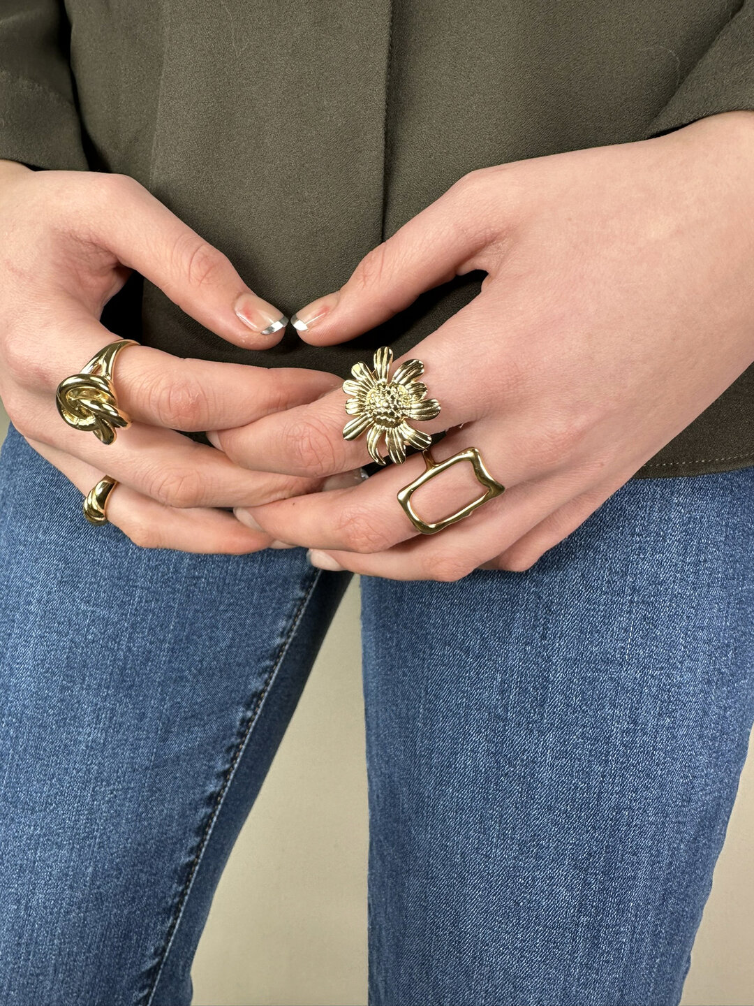 Charmin's Goudkleurige Chunky Ring met Bloem R1789 – Trendy en Licht
