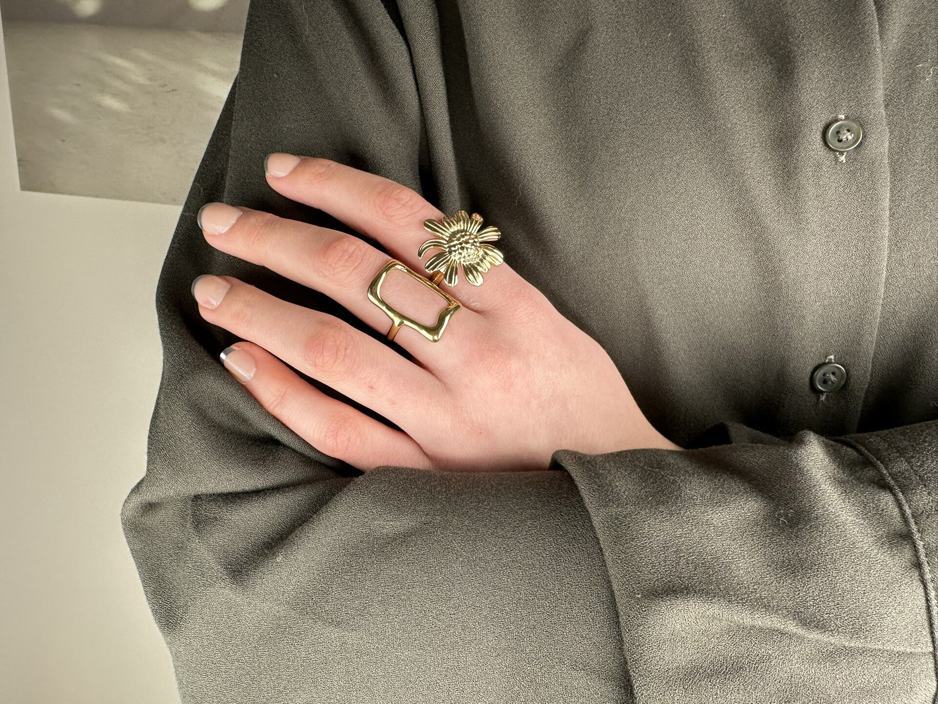 Charmin's Goudkleurige Chunky Ring met Bloem R1789 – Trendy en Licht