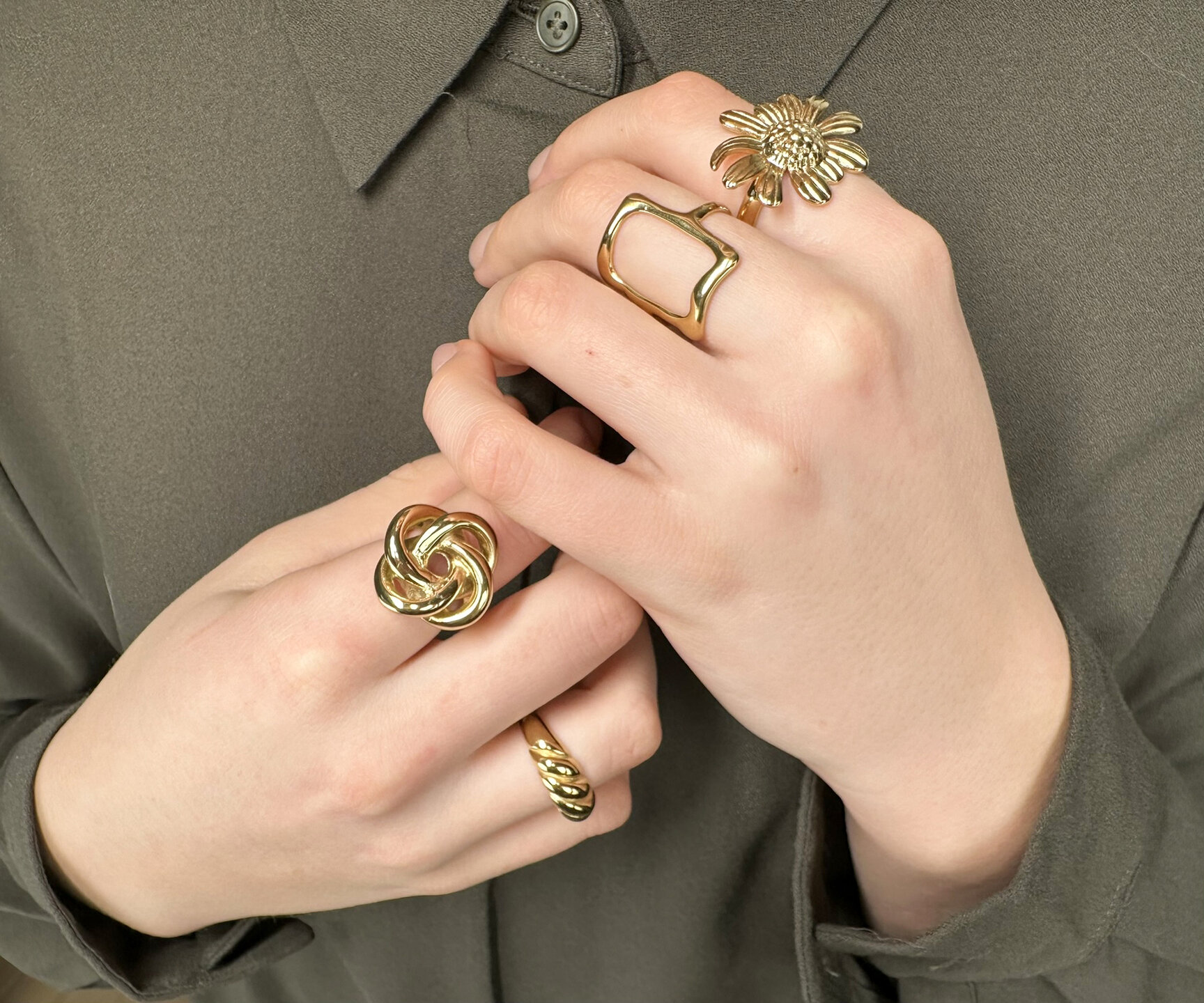 Charmin's Goudkleurige Chunky Ring met Bloem R1789 – Trendy en Licht