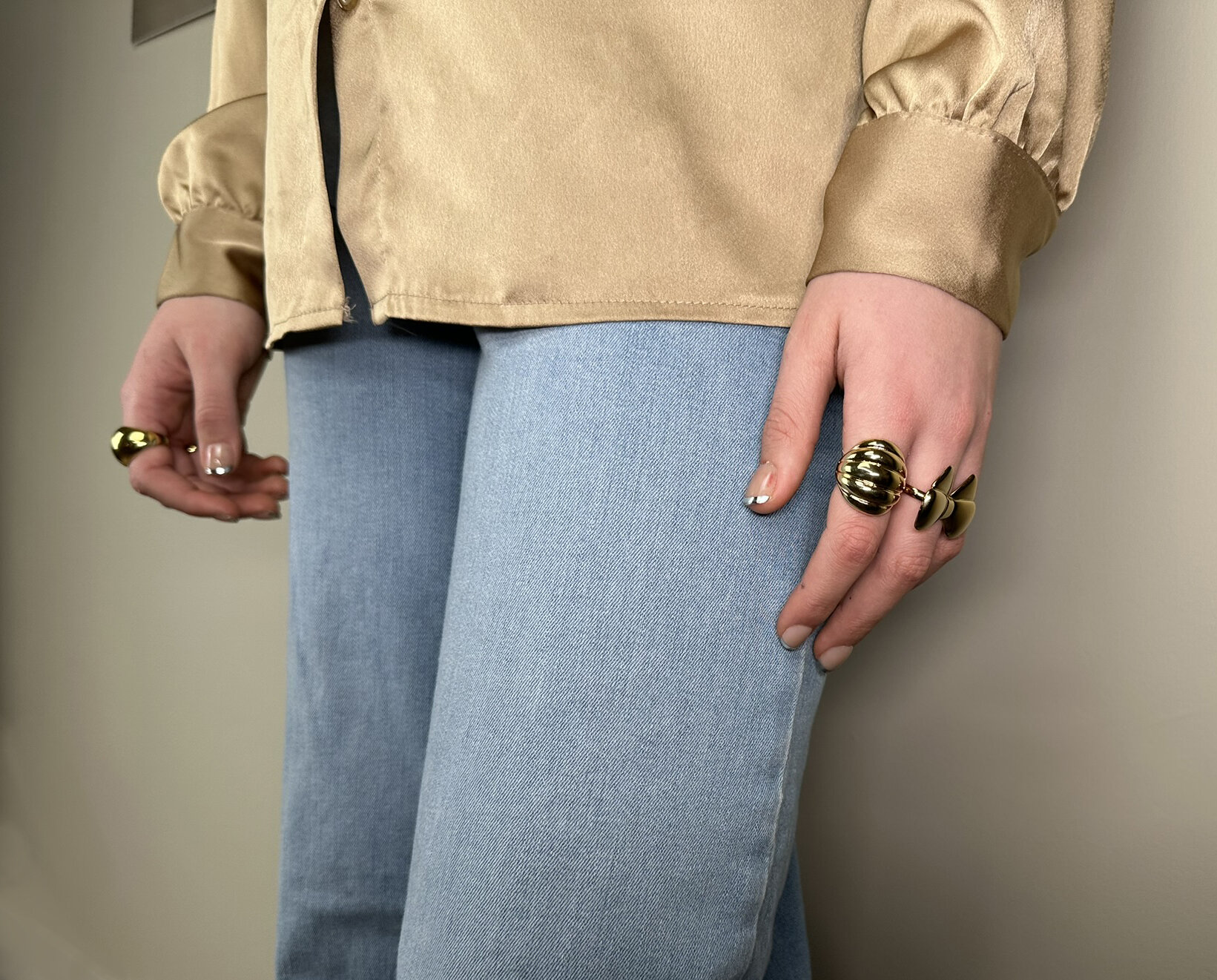 Charmin&#039;s Goudkleurige Chunky Ring met Ovale Bolvorm R1785 &ndash; Licht en Statement