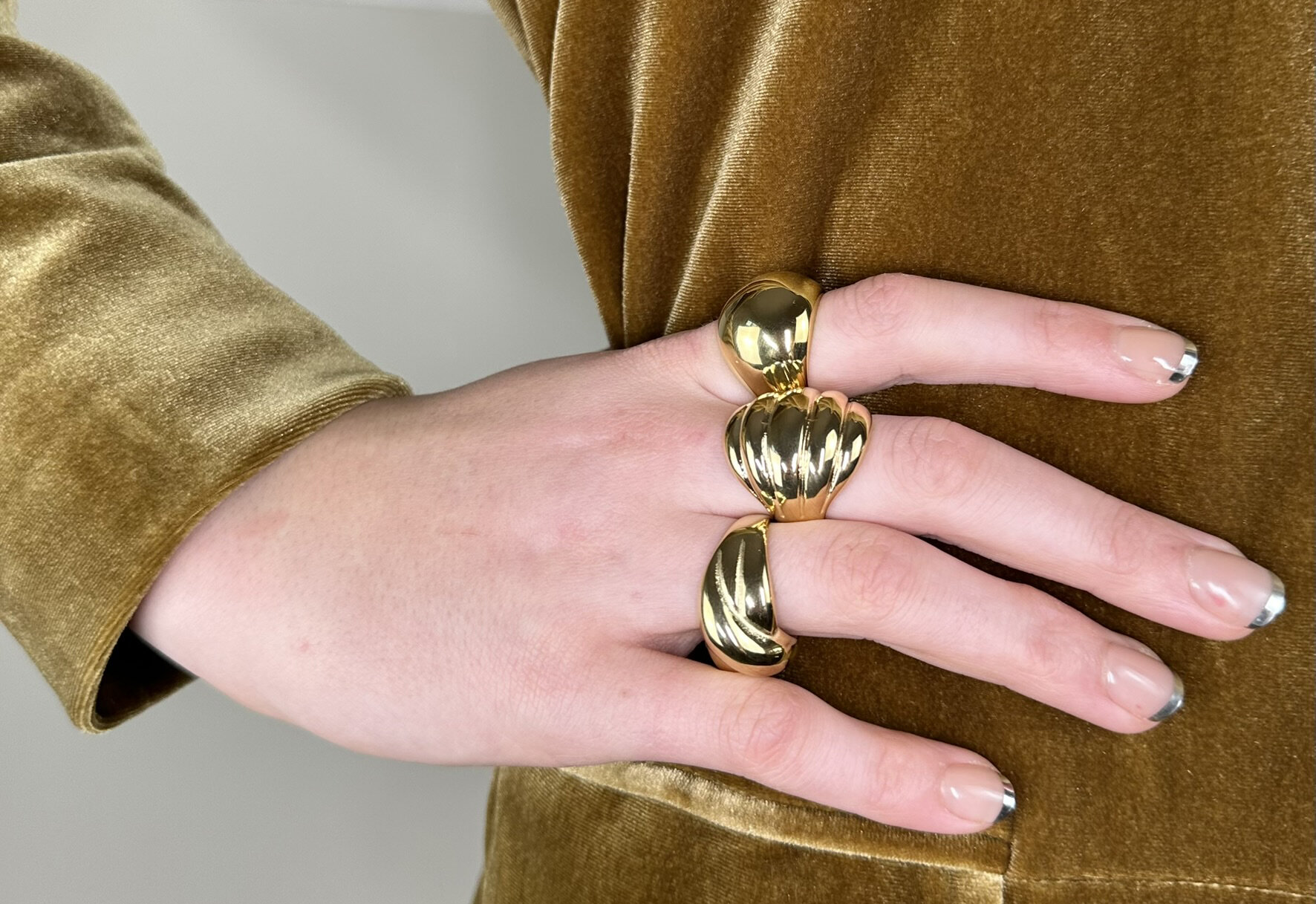 Charmin&#039;s Goudkleurige Chunky Ring met Ovale Bolvorm R1785 &ndash; Licht en Statement