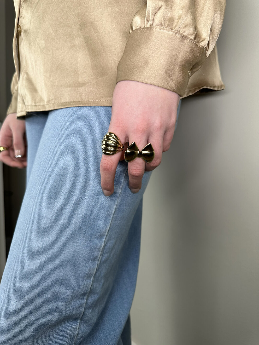Charmin&#039;s Goudkleurige Chunky Ring met Ovale Bolvorm R1785 &ndash; Licht en Statement