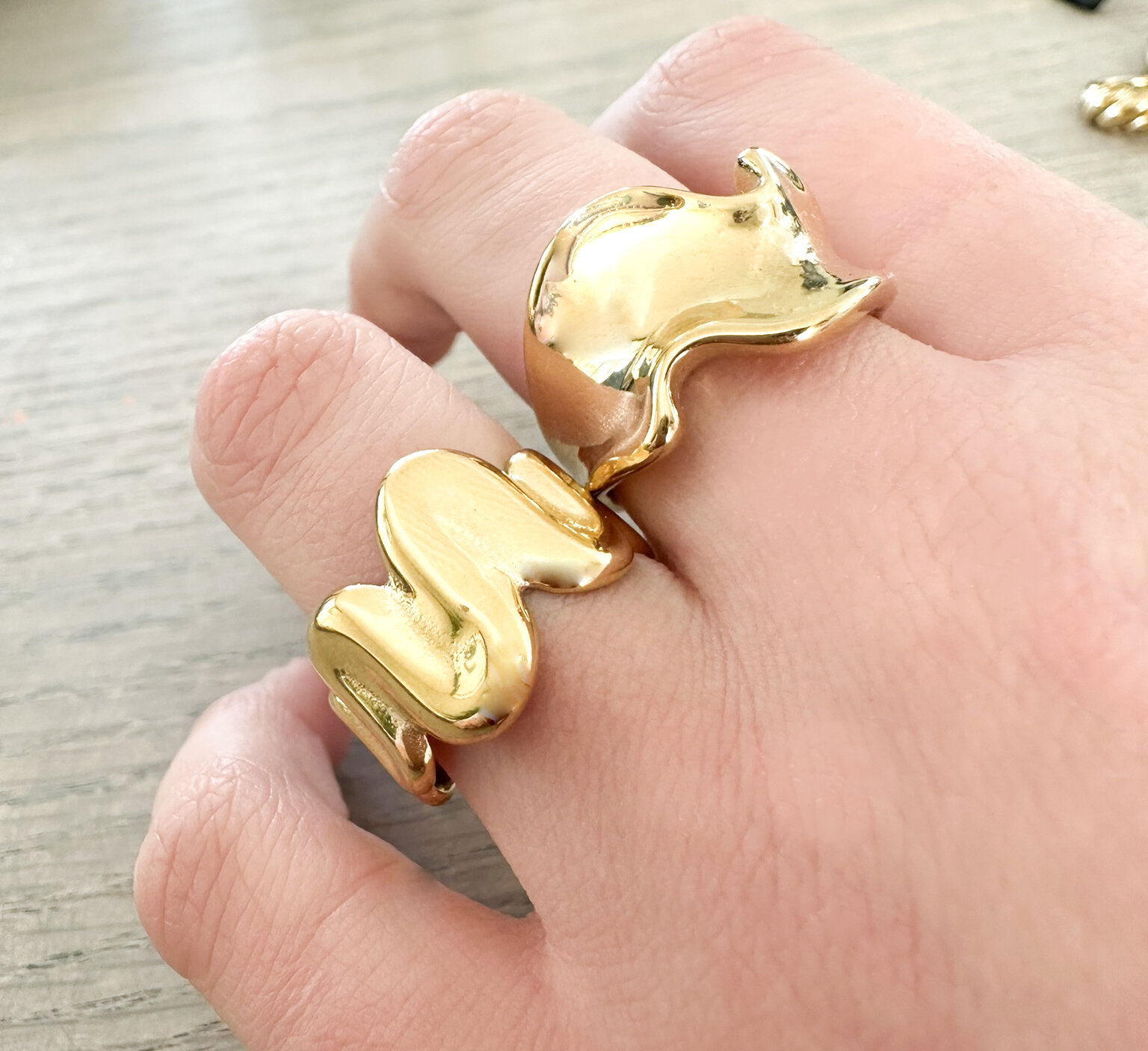Charmin's Goudkleurige Chunky Ring met Wave-Design R1784 – Vloeiend en Krachtig