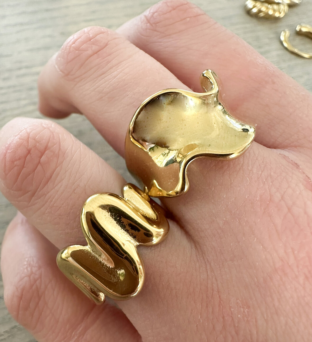 Charmin's Goudkleurige Chunky Ring met Wave-Design R1784 – Vloeiend en Krachtig