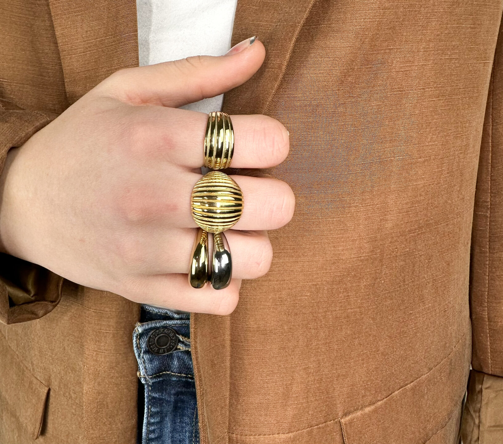 Charmin's Goudkleurige Chunky Ring met Gegraveerde Strepen R992 – Subtiel en Stijlvol