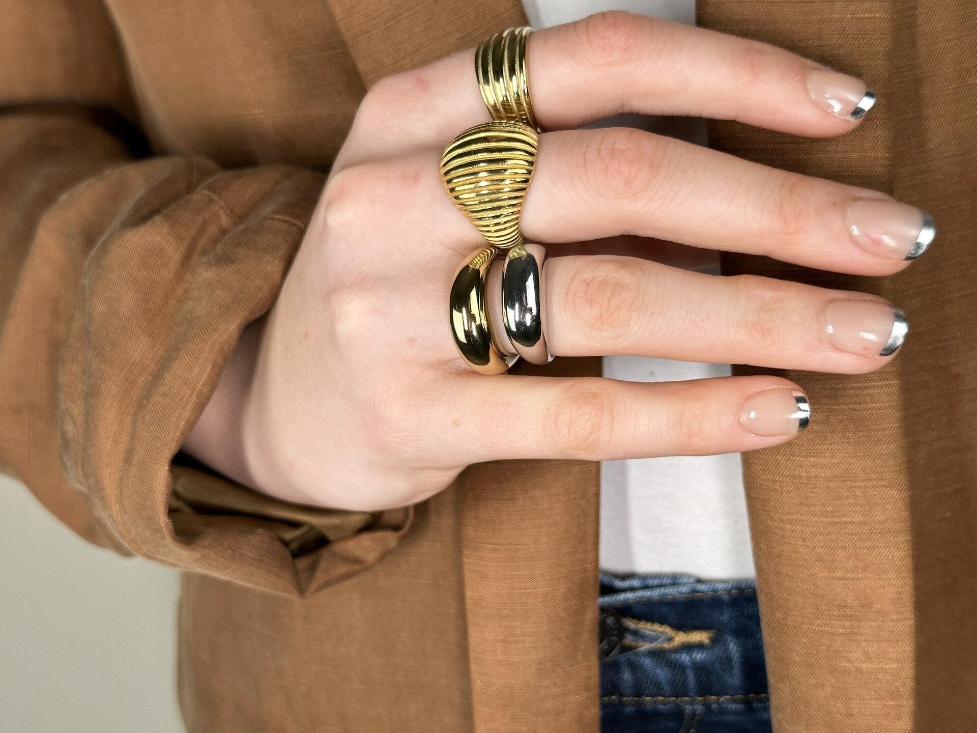 Charmin's Goudkleurige Chunky Ring met Gegraveerde Strepen R992 – Subtiel en Stijlvol