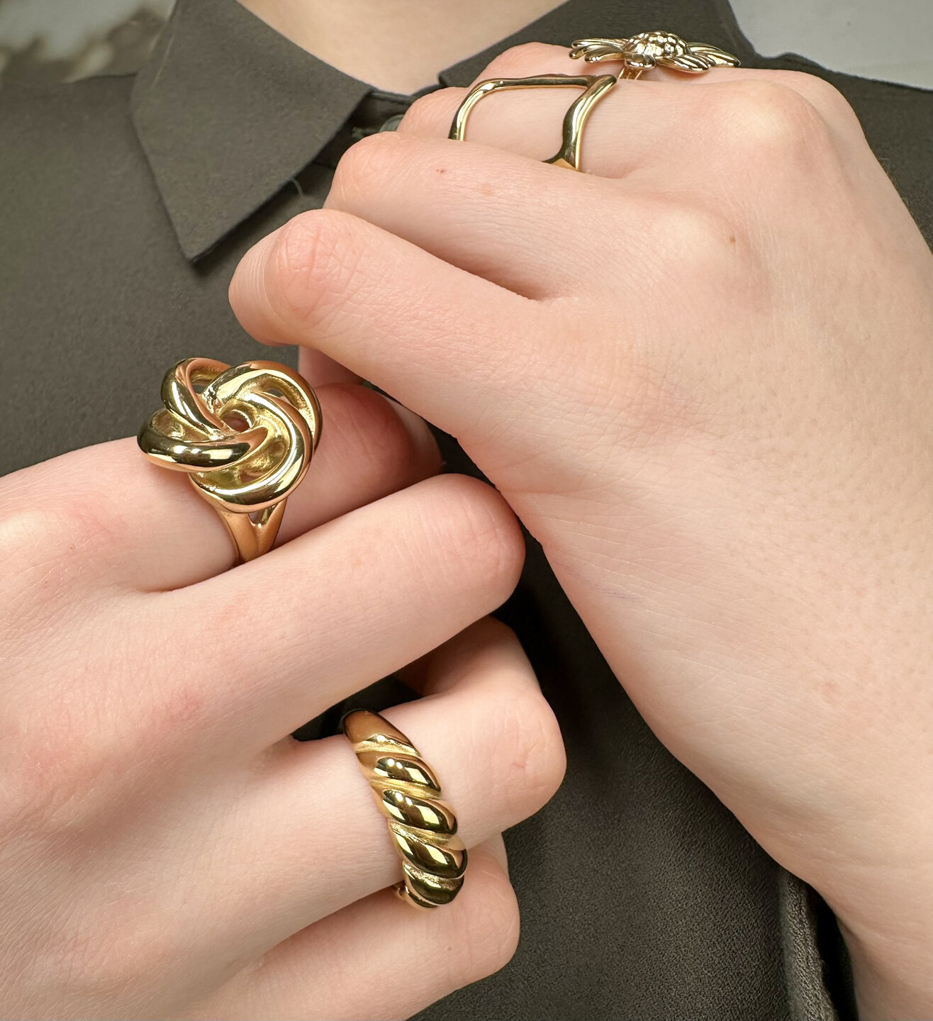 Charmin's Goudkleurige Chunky Ring met Gedraaide Croissant-Vorm R996 – Elegant en Speels