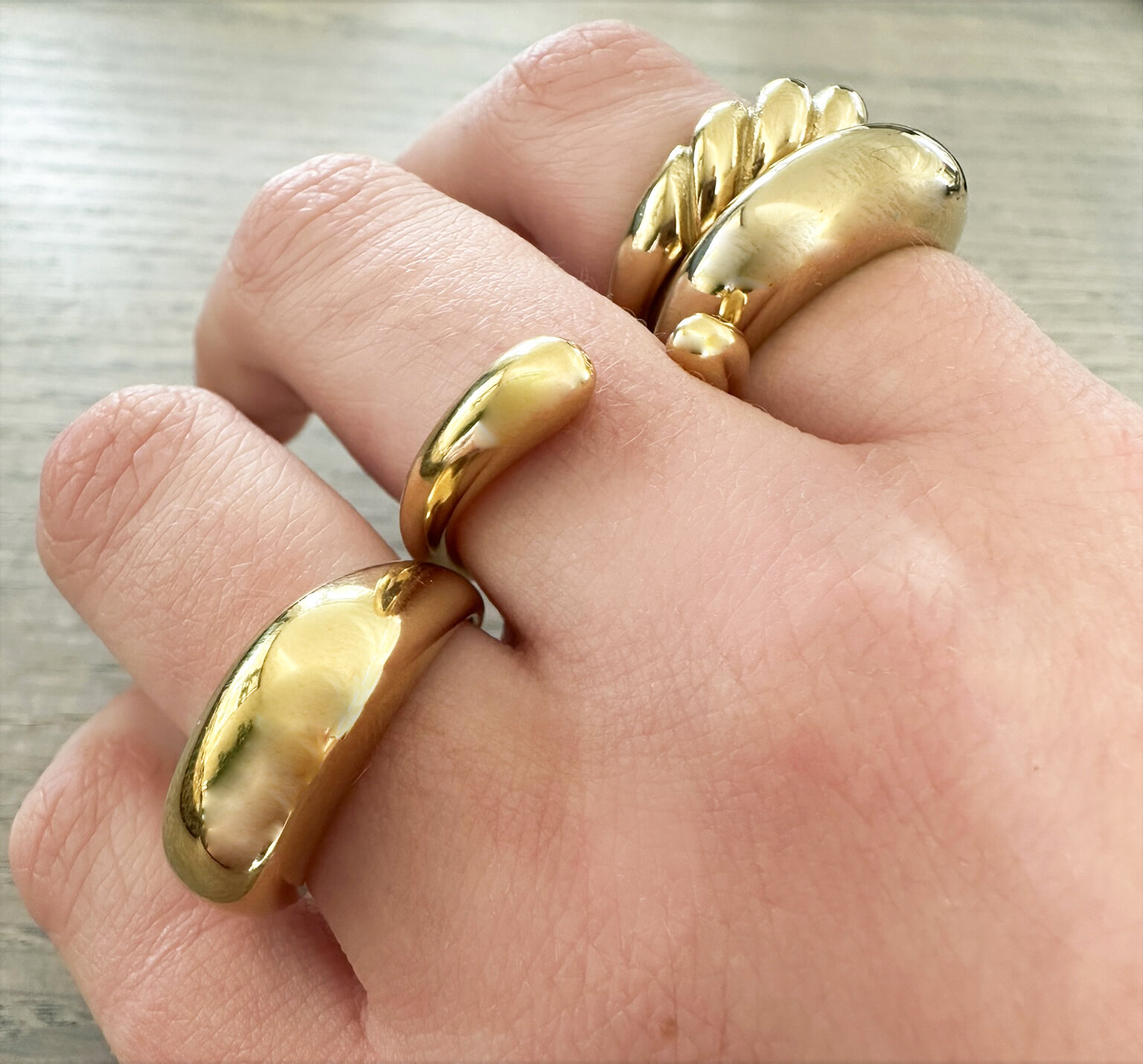 Charmin's Goudkleurige Chunky Ring met Gedraaide Croissant-Vorm R996 – Elegant en Speels
