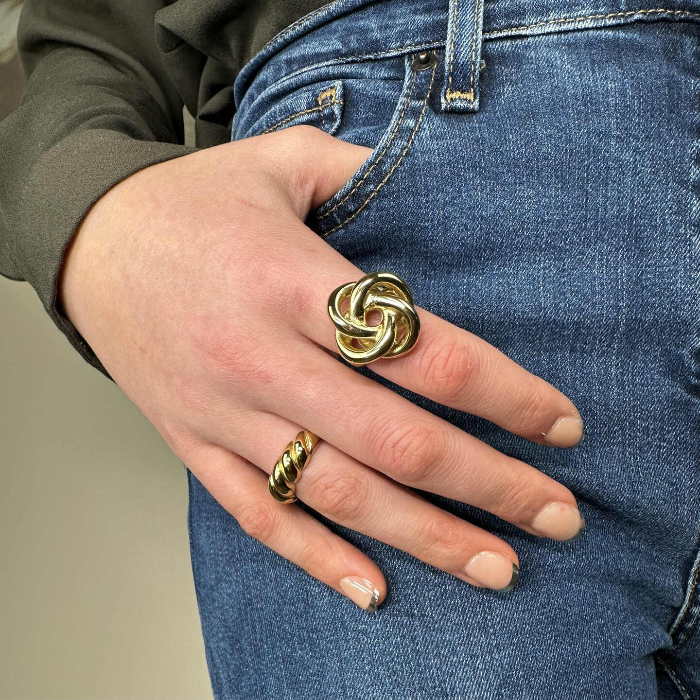 Charmin's Goudkleurige Chunky Ring met Gedraaide Croissant-Vorm R996 – Elegant en Speels