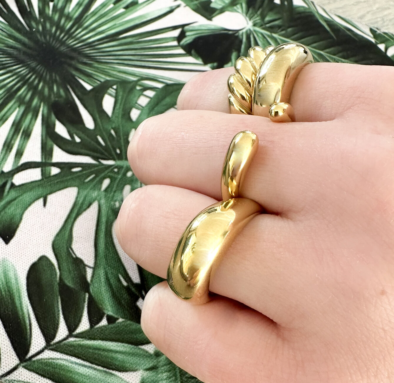 Charmin’s Goudkleurige Chunky Ring met Ronde Vorm Staal R994 – Vol en Vrouwelijk