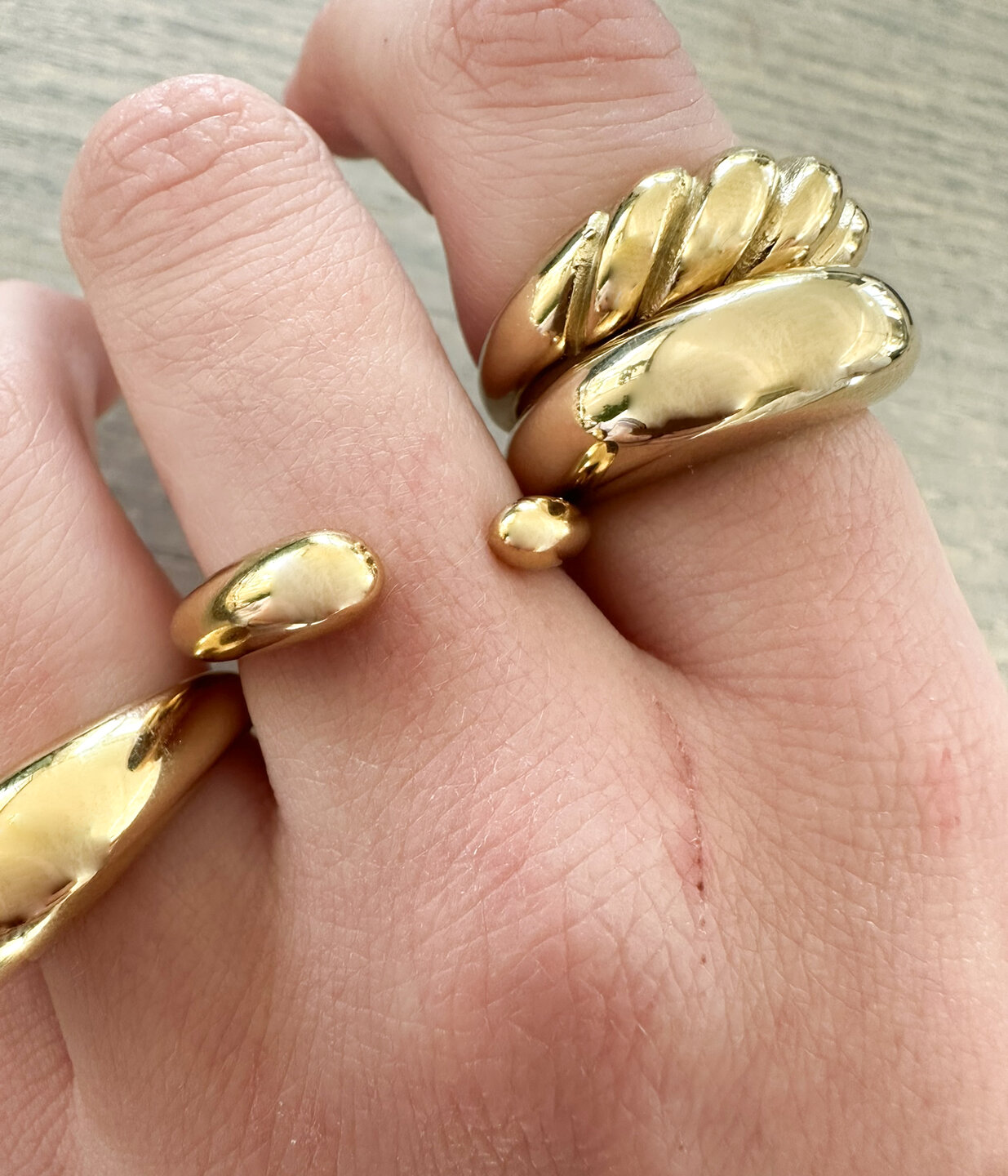 Charmin’s Goudkleurige Chunky Ring met Ronde Vorm Staal R994 – Vol en Vrouwelijk