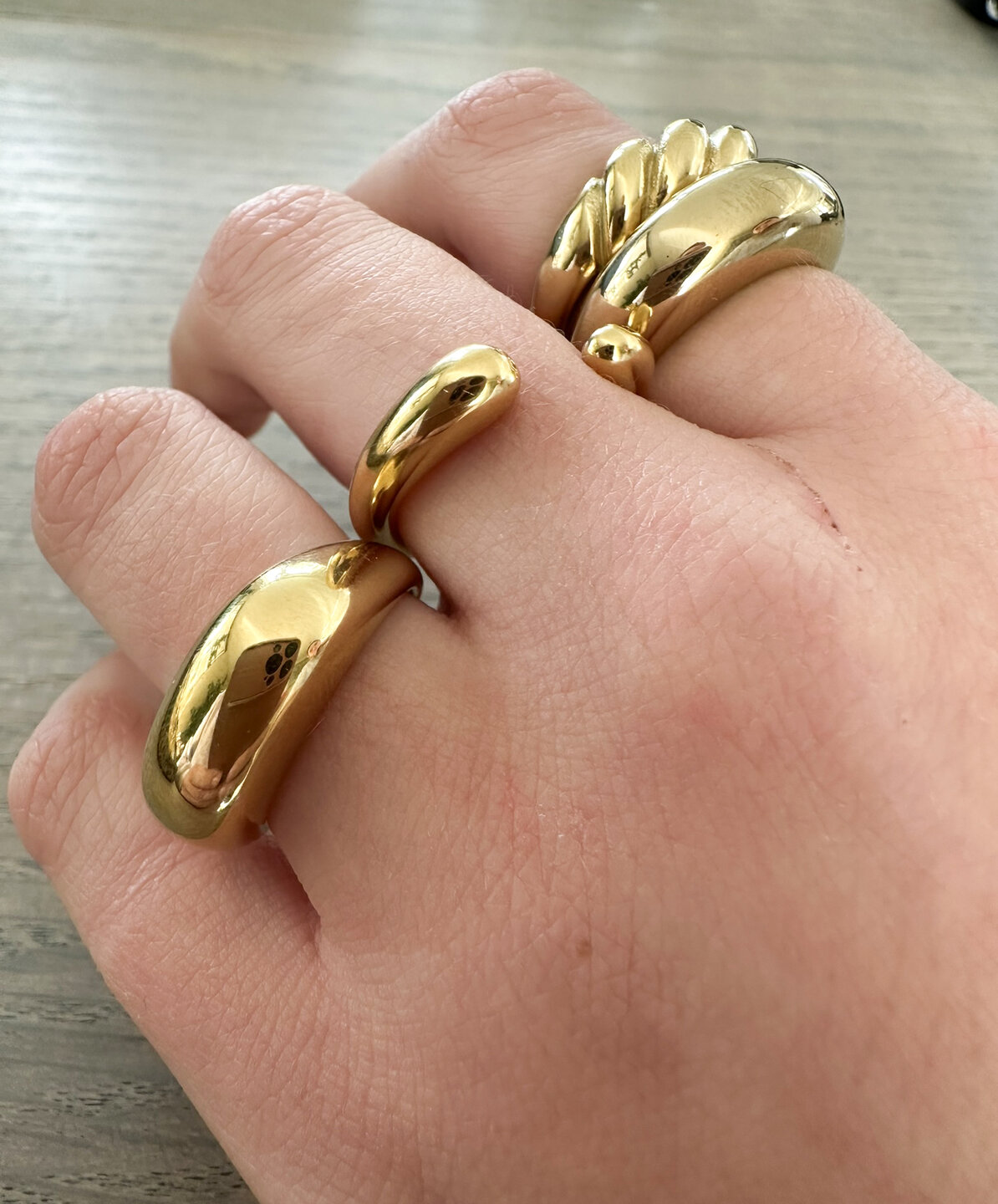 Charmin’s Goudkleurige Chunky Ring met Ovale Hoek Vorm Staal R1787 – Elegant en Stoer