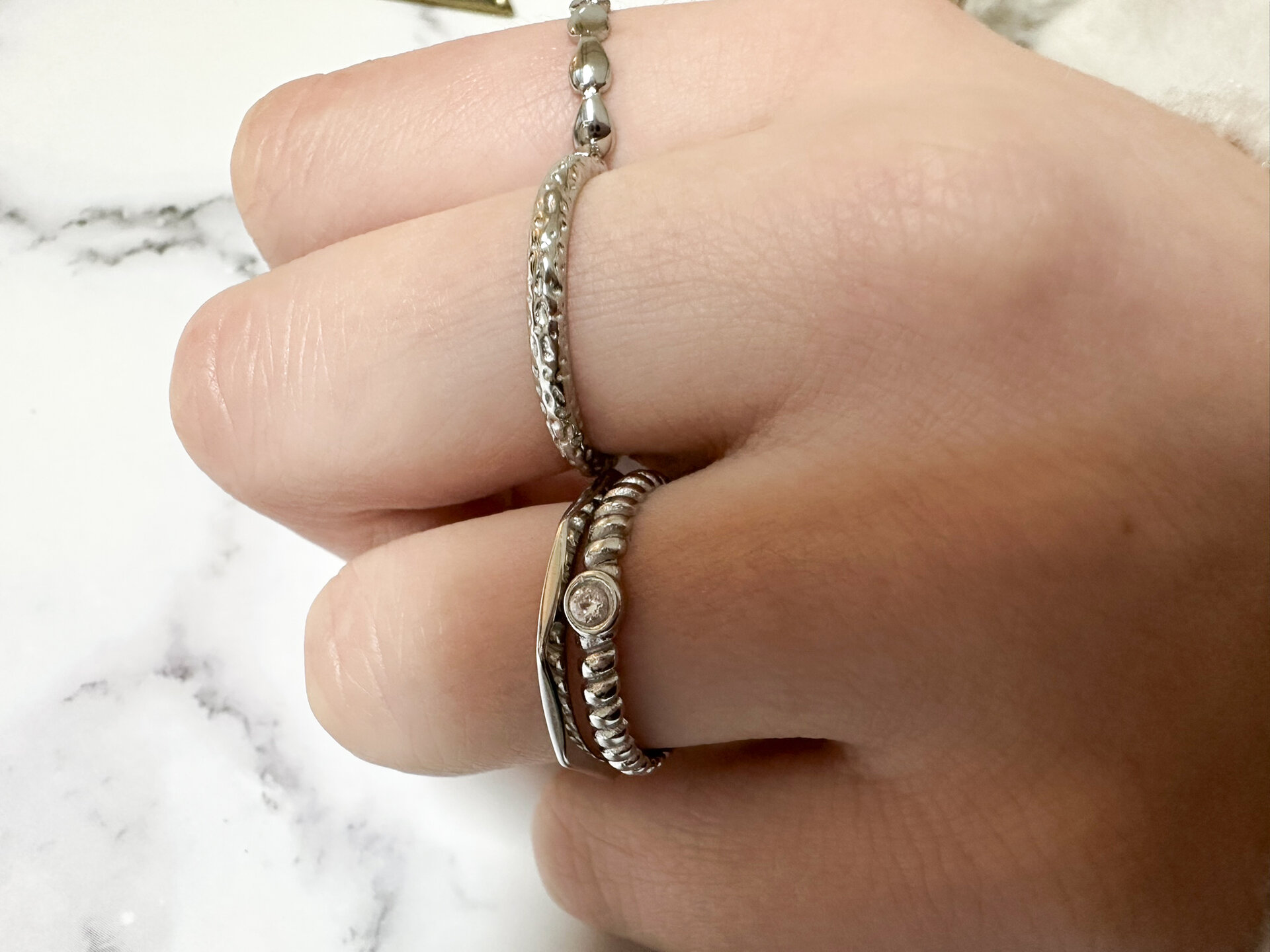 Charmin's Ring Gedraaid Rond Wit Steentje Staal R1418 – Vintage Look