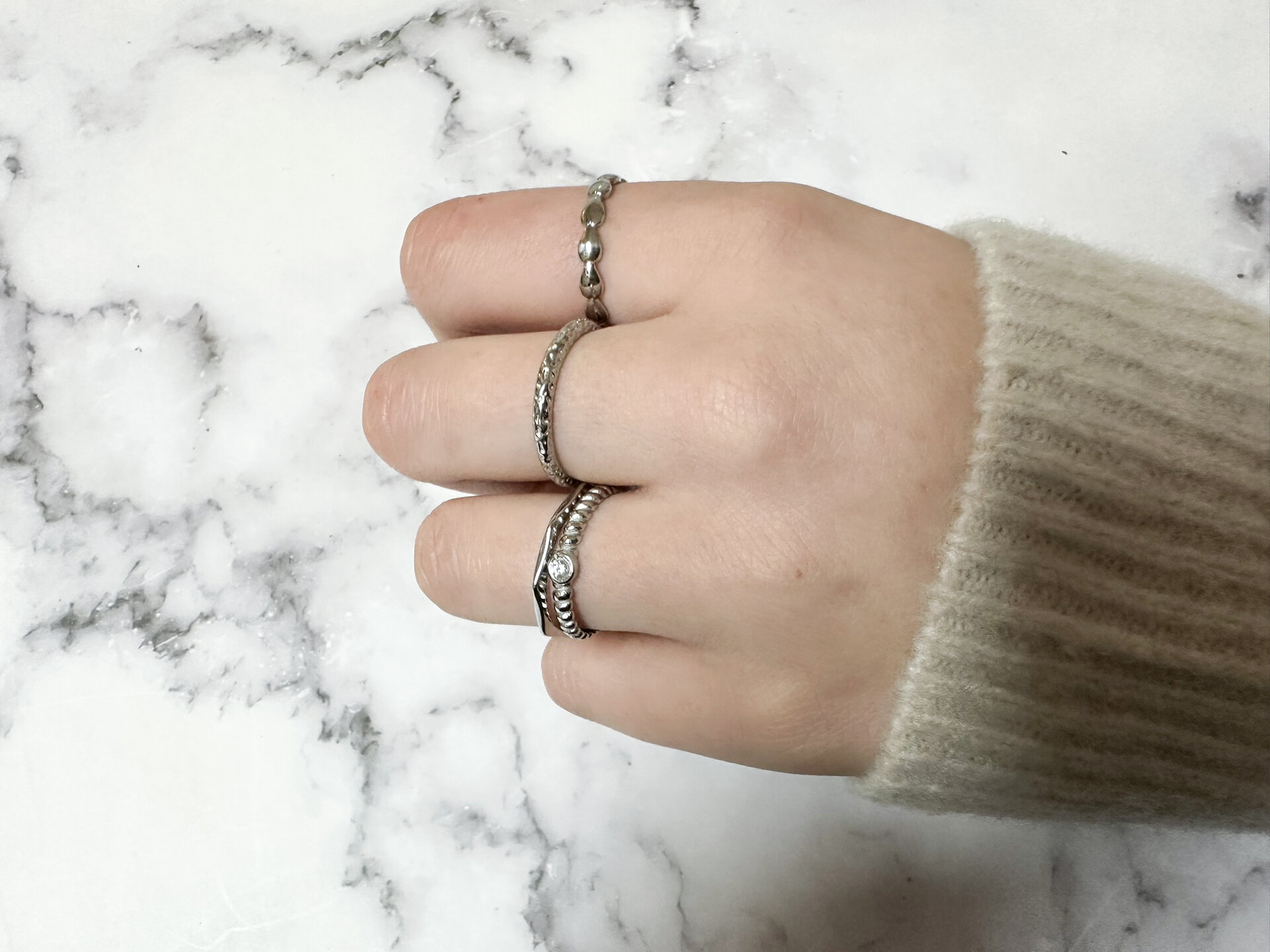 Charmin's Goudkleurige Ring Gedraaid Rond Wit Steentje Staal R1419 – Vintage Look