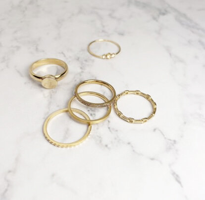 Charmin’s goudkleurige stapelring R817 Clean Cut Mat goldplated staal
