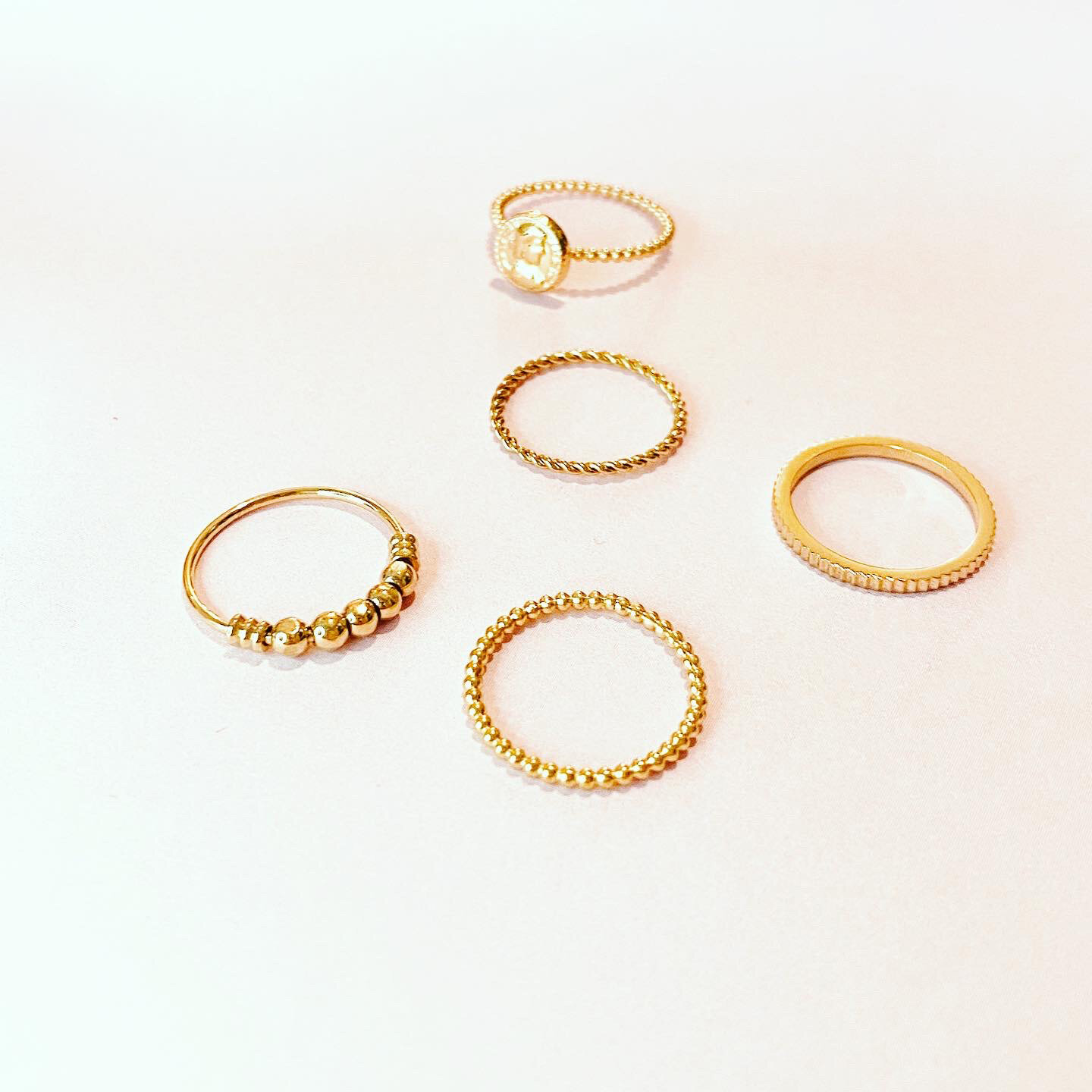 Charmin’s goudkleurige stapelring R509 Bubbling goldplated staal