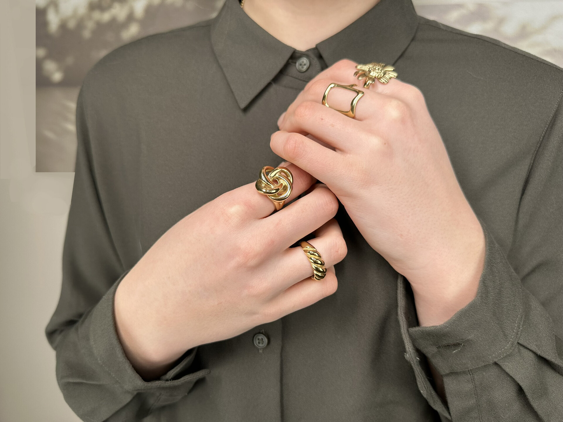 Charmin's Goudkleurige Chunky Ring met Bloem R1789 – Trendy en Licht