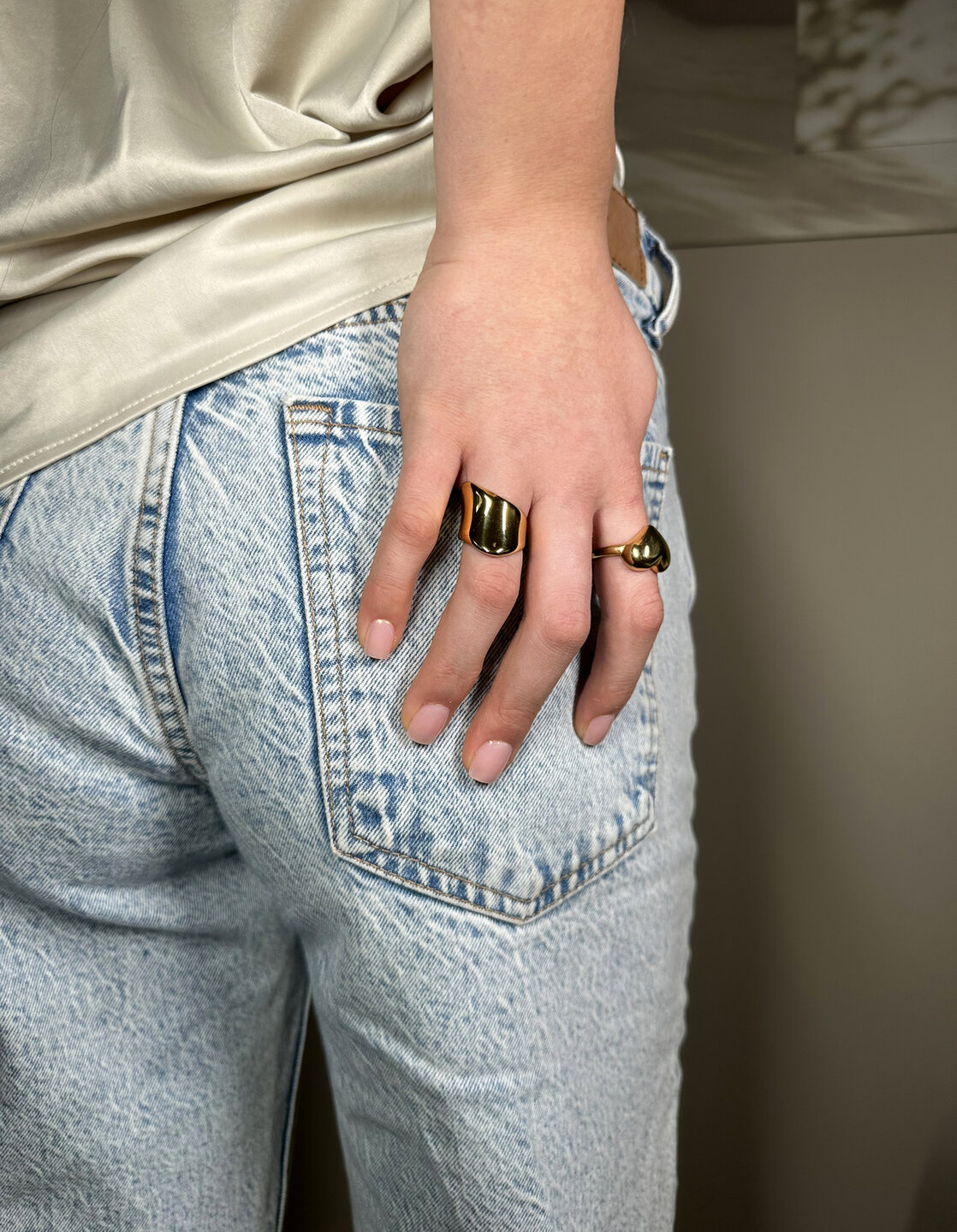 Charmins goldfarbener chunky Ring mit diagonaler Form aus Stahl R1791 – modern und kantig