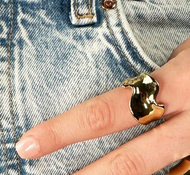 Charmin&#039;s Goudkleurige Chunky Ring met Gedraaide Golf Staal R1799 &ndash; Dynamisch en Stijlvol
