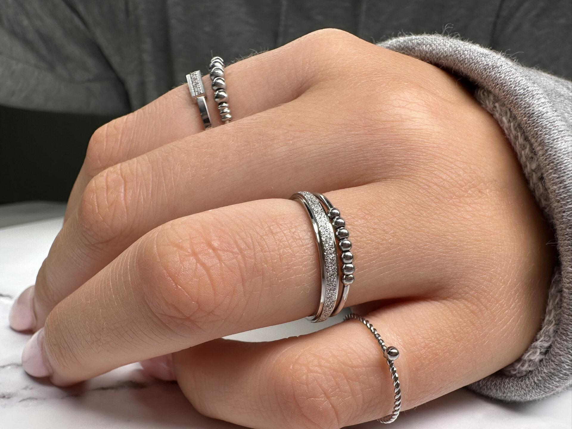 Charmin's Smalle Ring Gedraaid met Bolletje Steel R524/KR95