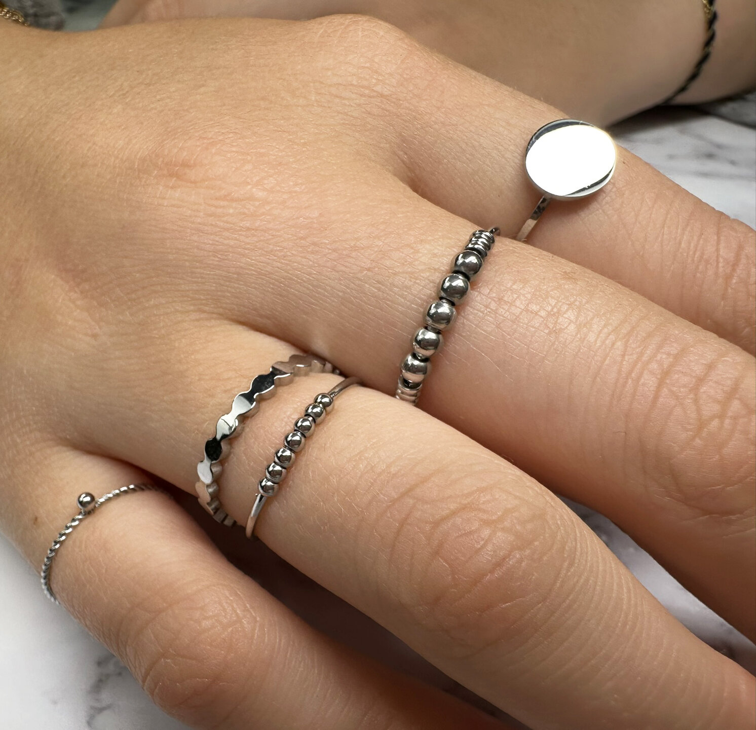 Charmin&#039;s Anxiety Ring Smal met 7 kleine balletjes Shiny Steel R776/KR90