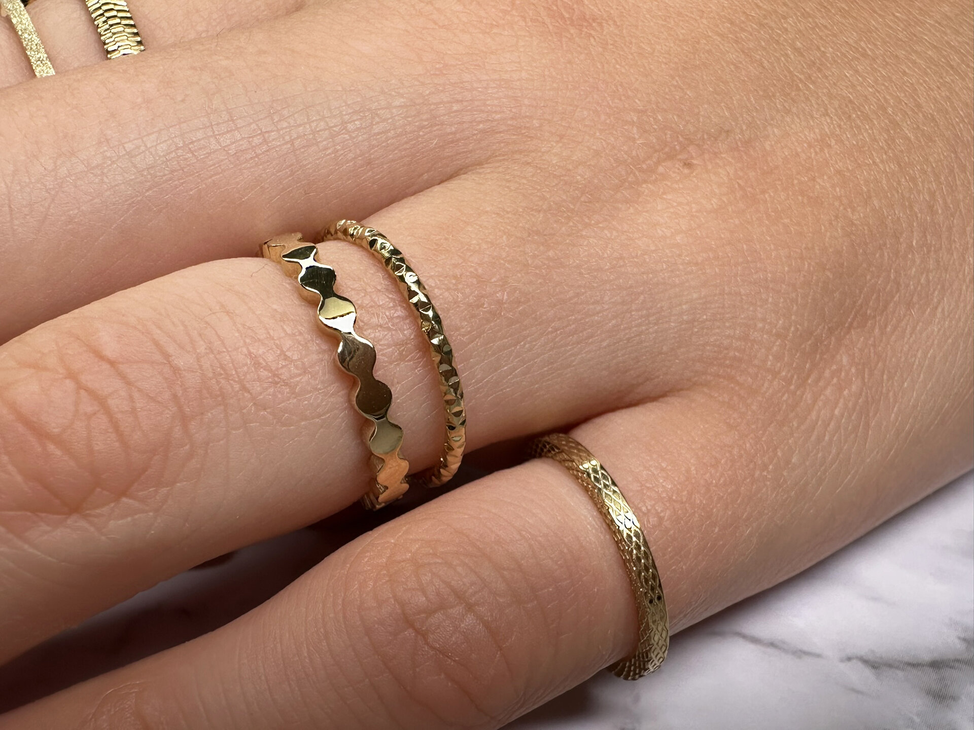 Charmin&rsquo;s goudkleurige stapelring R326 Snake goldplated staal