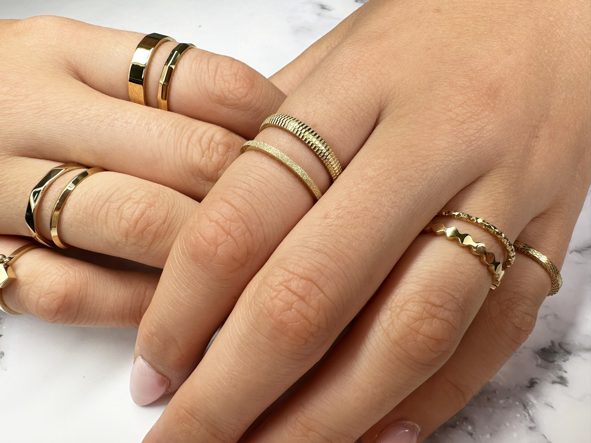 Charmin&rsquo;s goudkleurige stapelring R326 Snake goldplated staal