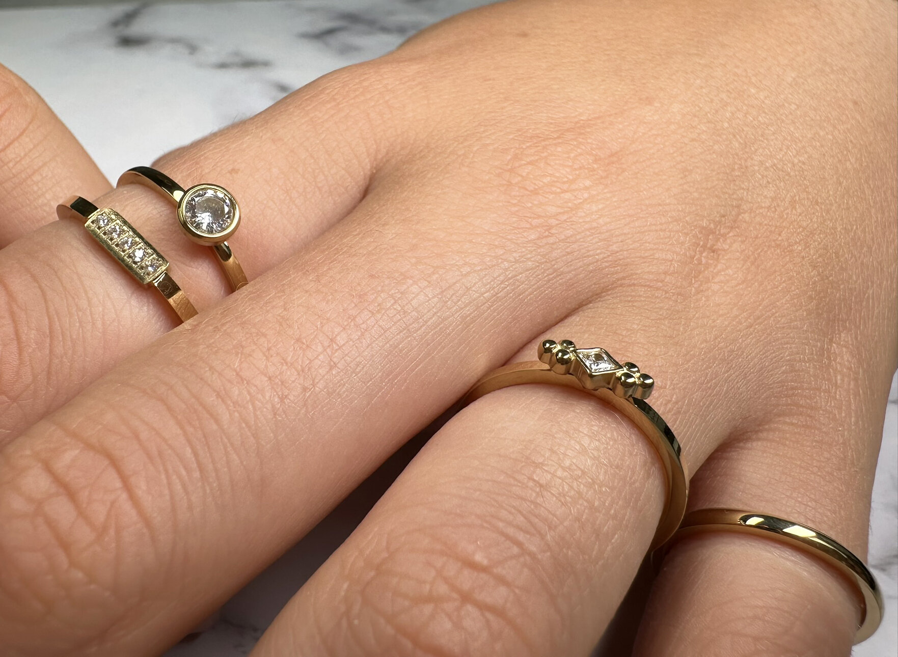 Charmin&#039;s Goldfarbener Ring Geburtsstein April Wei&szlig;er Kristall Stahl Iconic R489