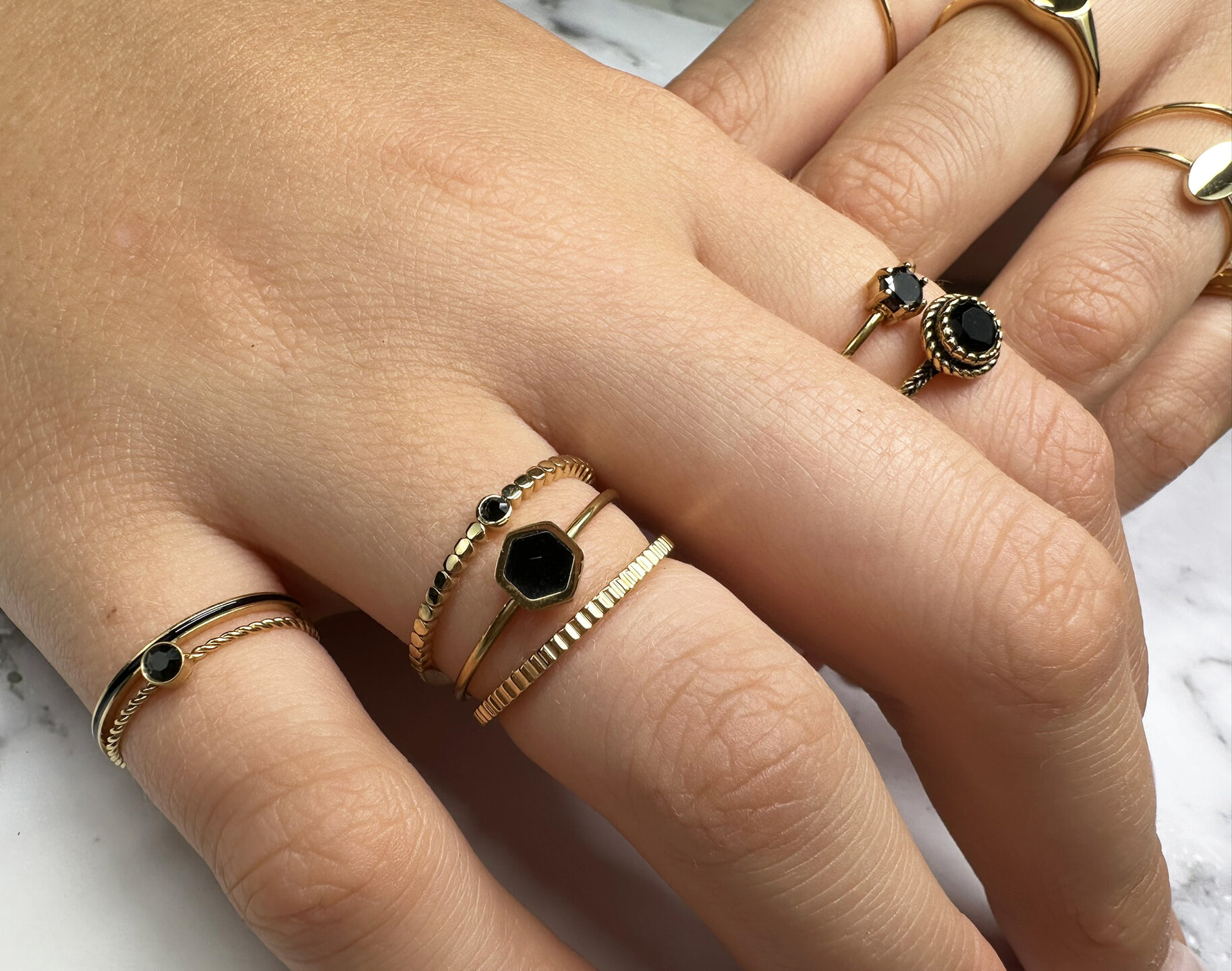Charmin’s goudkleurige stapelring R699 Petite goldplated Black Enamel staal