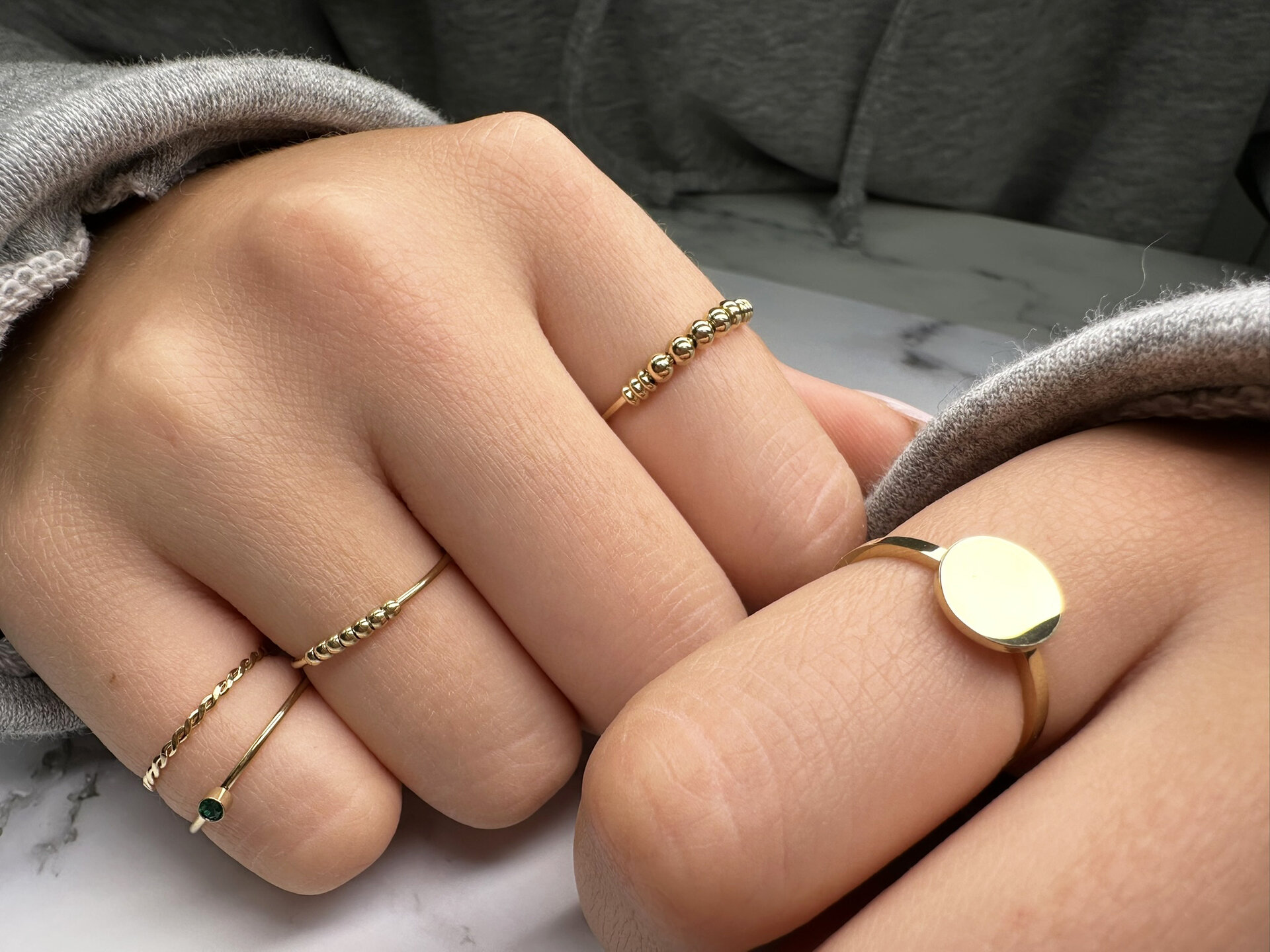 Charmin’s basisring R717 Minimalist Round Gold Steel