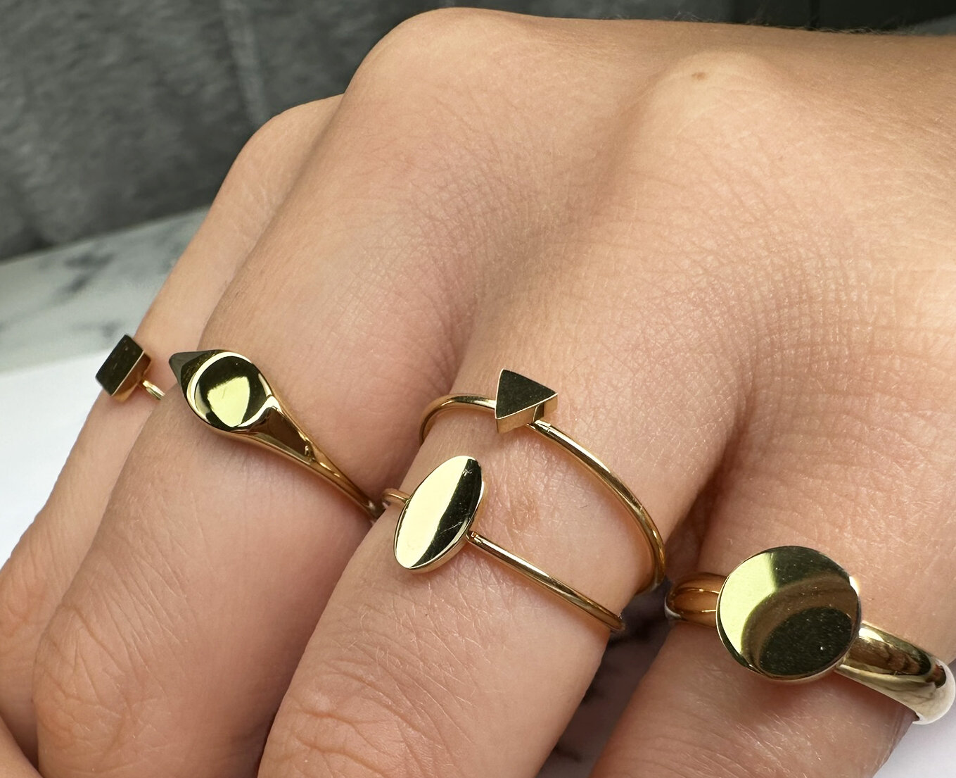 R723 Minimalist Triangle Gold Steel