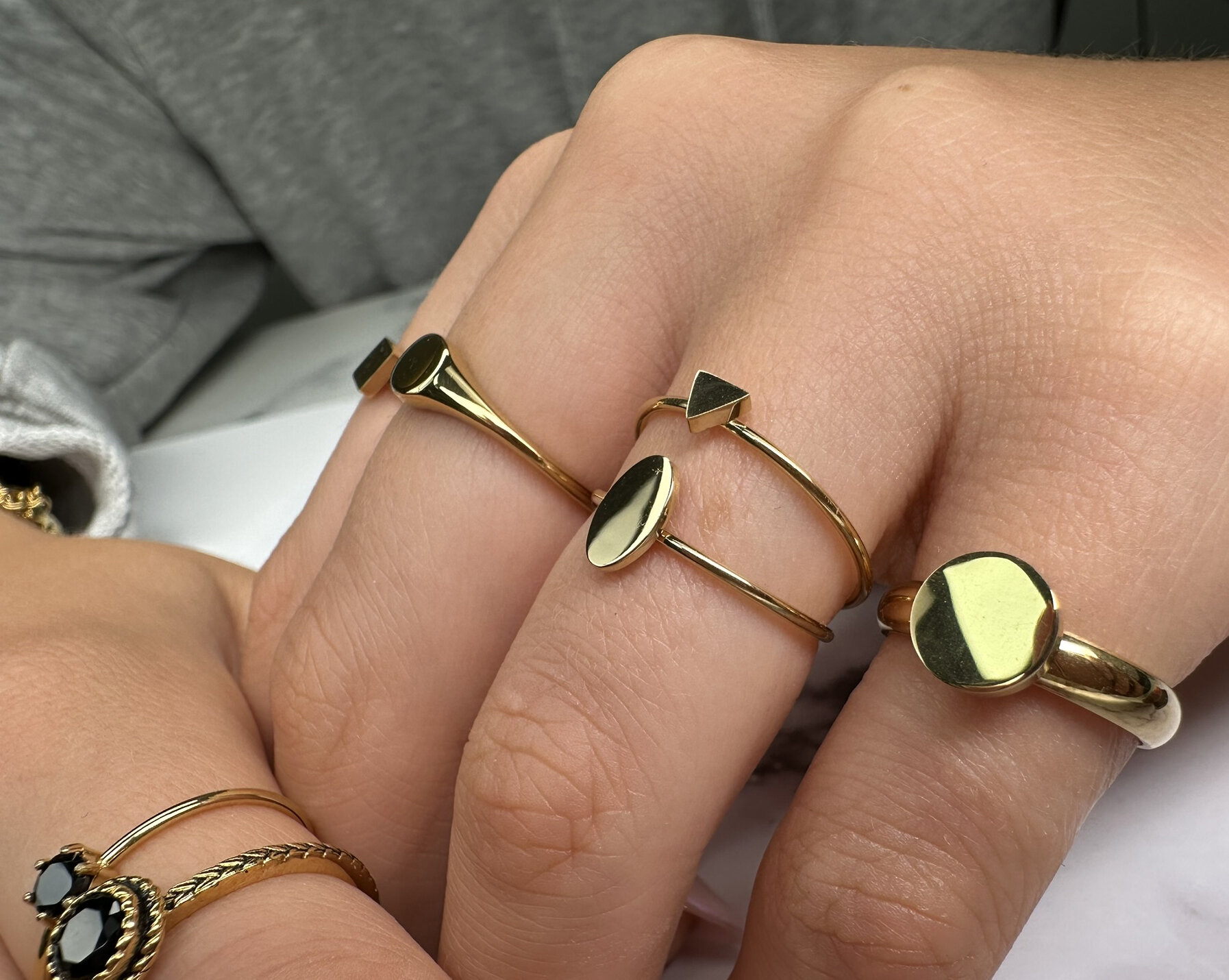 R723 Minimalist Triangle Gold Steel
