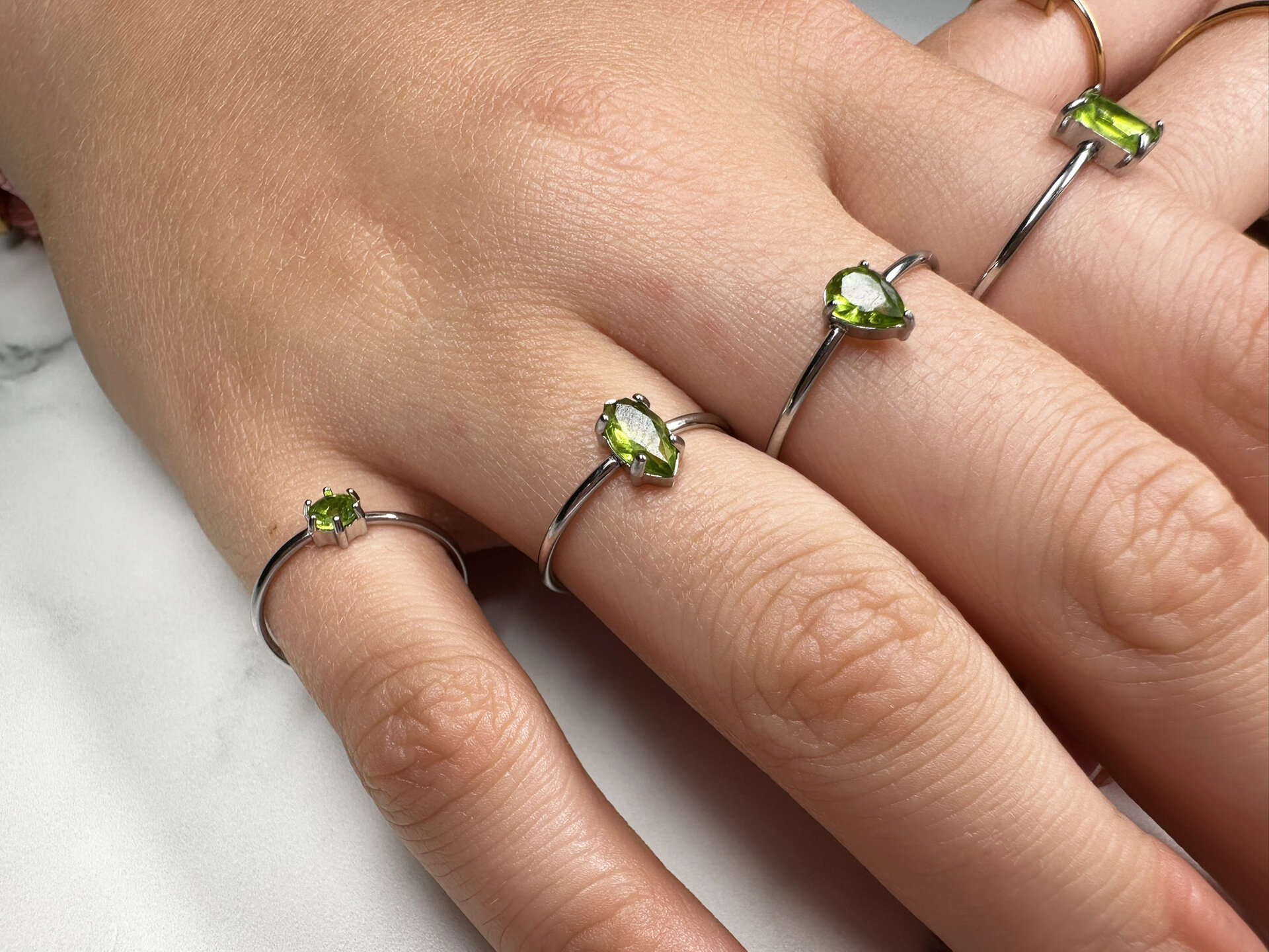 Charmin's Goudkleurige Ring met Druppelvormig Licht Groen Kristal Steentje R1750 &ndash; Naturel Design 