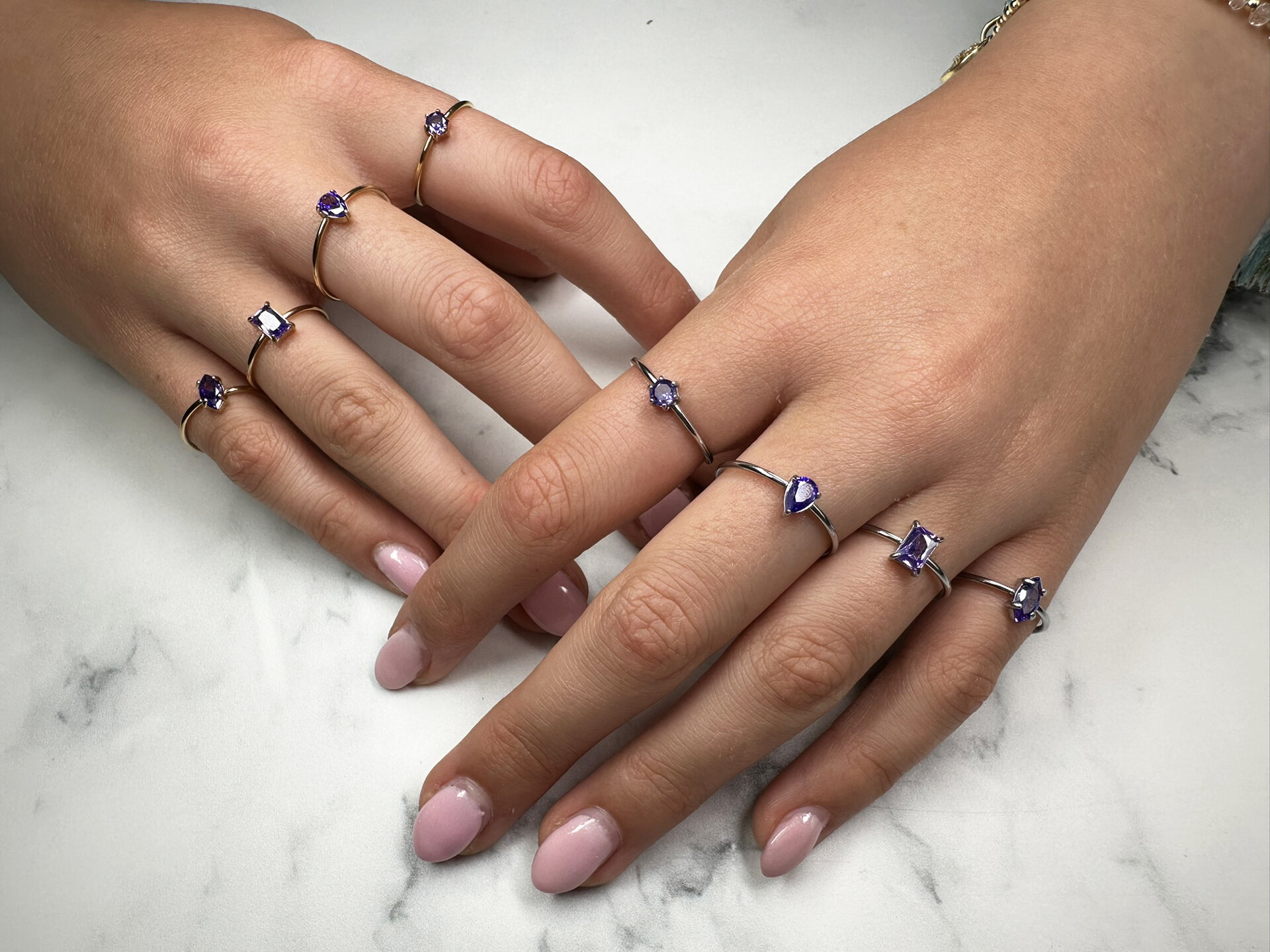 Charmin's Goudkleurige Ring Rechthoekig Lila Steentje R1727 &ndash; Zachte Glamour 
