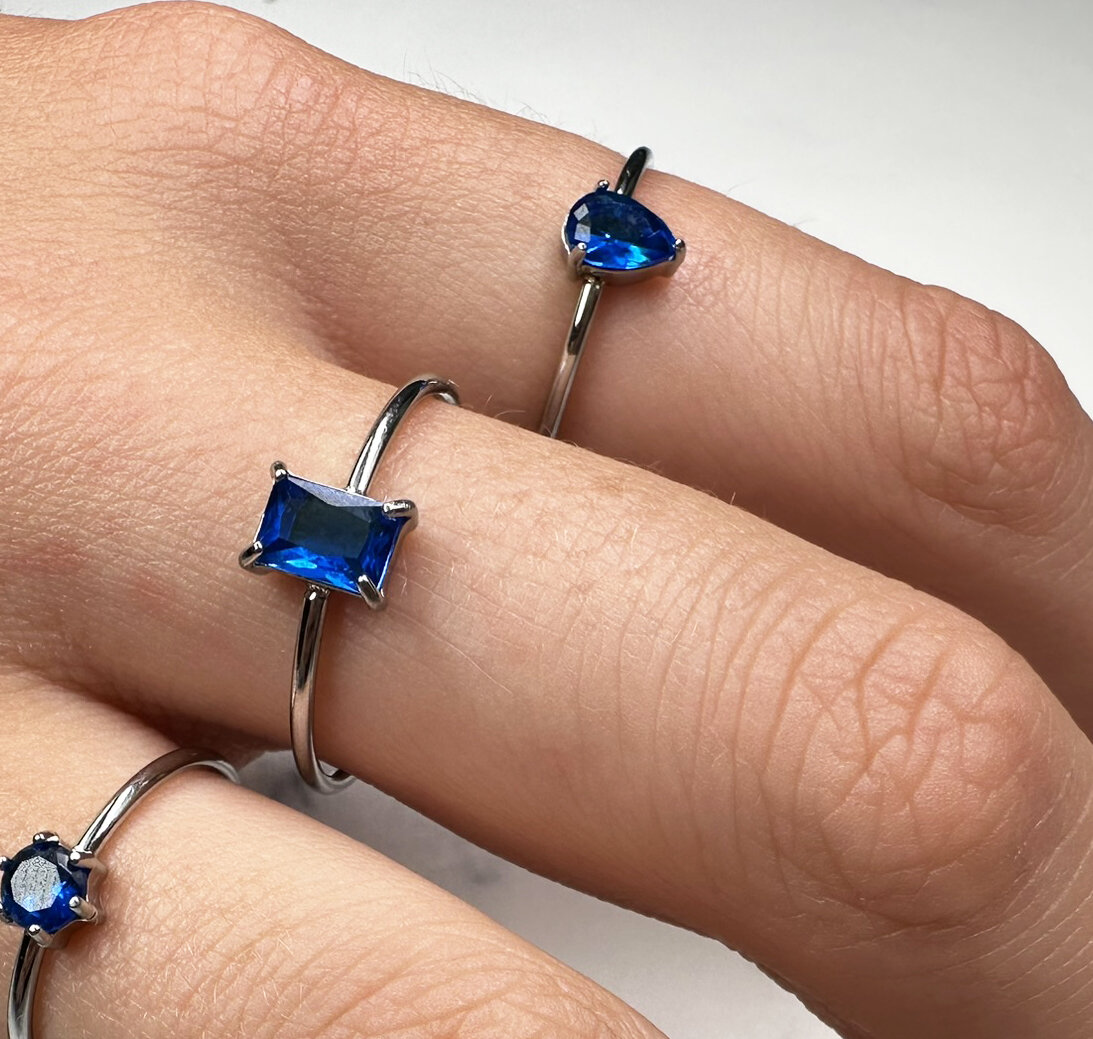 Charmin's Stalen Ring met Ellipsvormig Donkerblauw Kristal Steentje R1678 &ndash; Diepe Glans